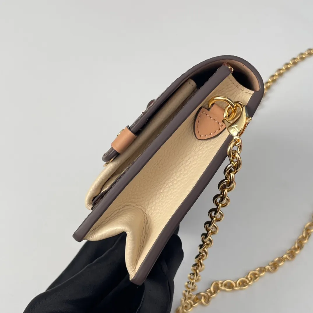 P640 🇫🇷Exclusive real shot of overseas original order N60237! The Vavin Chain Wallet combines Louis Vuitton's signature Damier canvas with leather. The design element of the brand's traditional luggage is transformed into a gold hook and embellished flap. With the clever use of the detachable chain shoulder strap, it can be easily changed into various carrying methods, making it suitable for day and night occasions. Size: 19×12.5×4cm