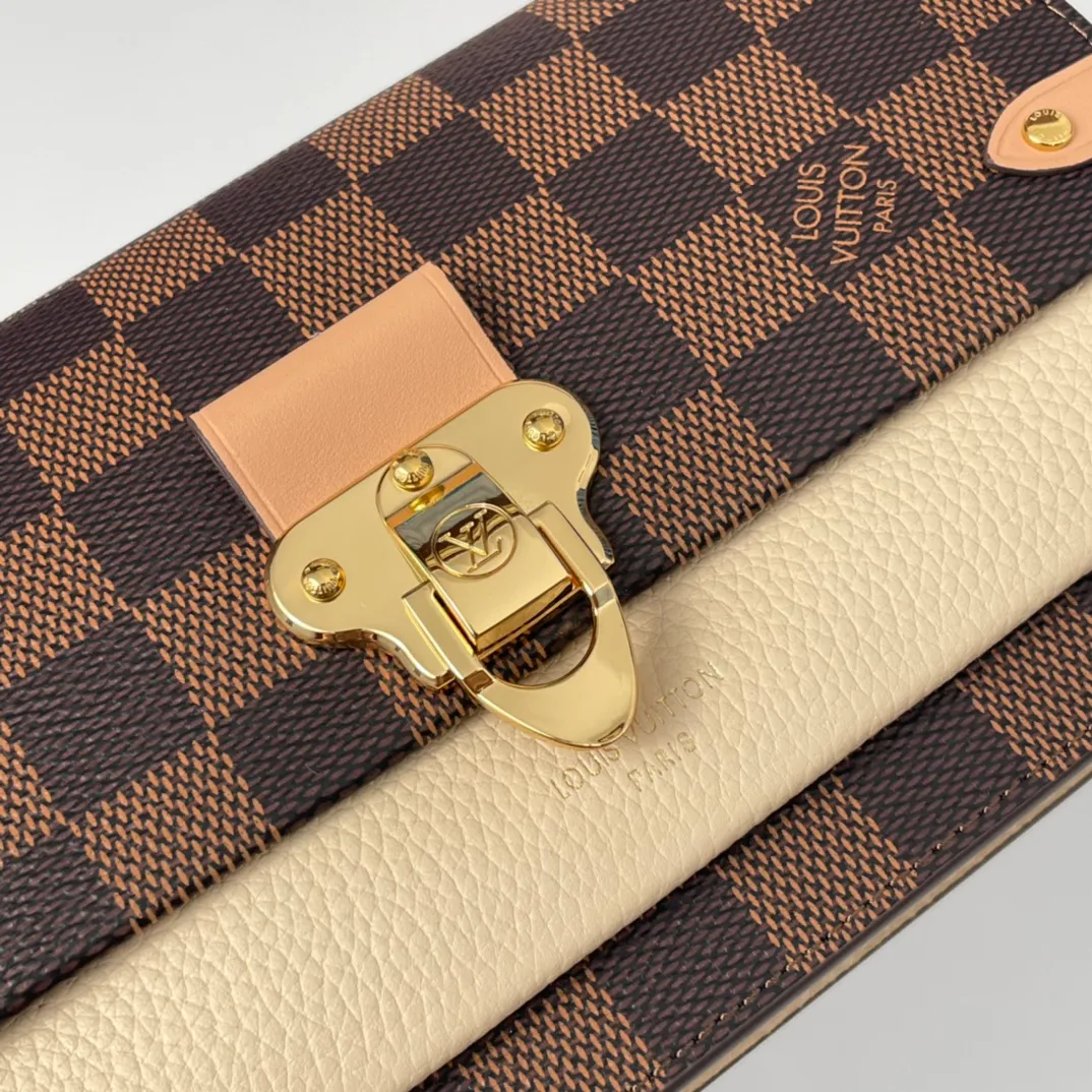 P640 🇫🇷Exclusive real shot of overseas original order N60237! The Vavin Chain Wallet combines Louis Vuitton's signature Damier canvas with leather. The design element of the brand's traditional luggage is transformed into a gold hook and embellished flap. With the clever use of the detachable chain shoulder strap, it can be easily changed into various carrying methods, making it suitable for day and night occasions. Size: 19×12.5×4cm