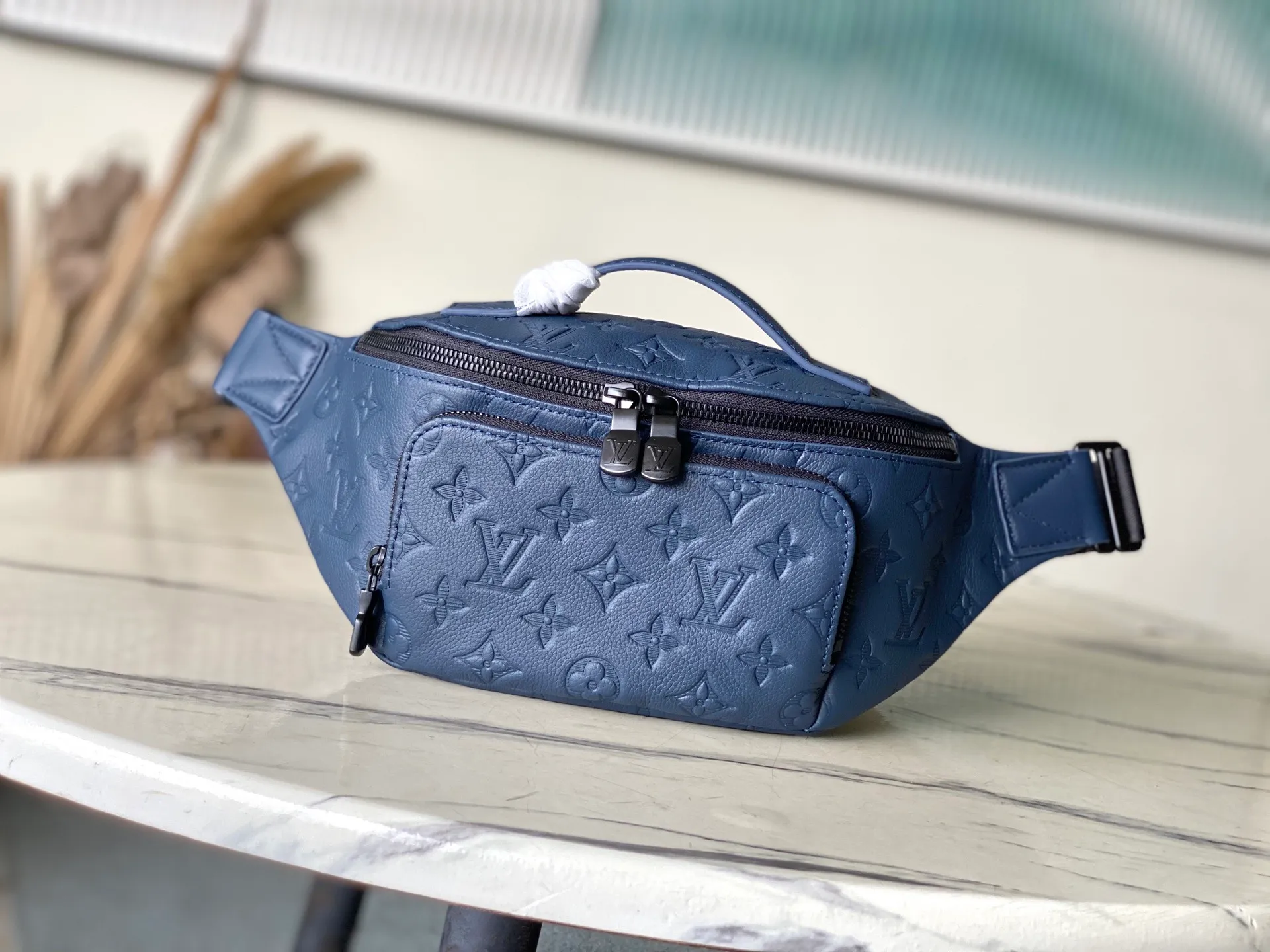 💰1100 (top-grain leather) top original order M14784 M25227 This Rush waist bag is made of Monogram Shadow cow leather to create a close-fitting structure. Its zippered front pocket allows easy access to mobile phones, keys and cards. The adjustable strap fastens with a sliding hook, making it easy to wear around the waist, on the shoulder or across the body, and the leather handles add handheld options and a sporty look. Dimensions: 30 × 15 × 8 cm