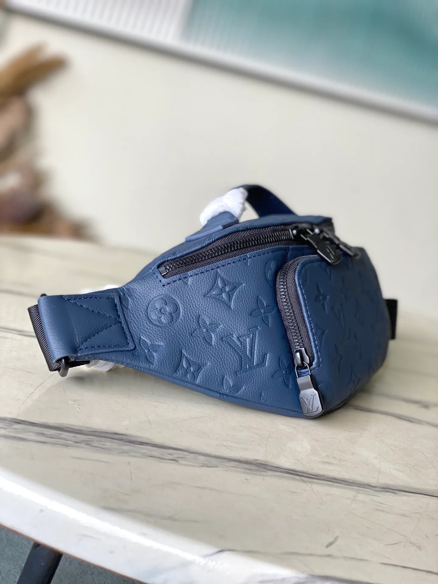 💰1100 (top-grain leather) top original order M14784 M25227 This Rush waist bag is made of Monogram Shadow cow leather to create a close-fitting structure. Its zippered front pocket allows easy access to mobile phones, keys and cards. The adjustable strap fastens with a sliding hook, making it easy to wear around the waist, on the shoulder or across the body, and the leather handles add handheld options and a sporty look. Dimensions: 30 × 15 × 8 cm