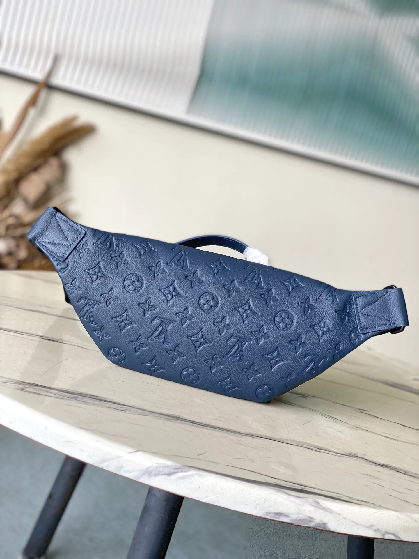 💰1100 (top-grain leather) top original order M14784 M25227 This Rush waist bag is made of Monogram Shadow cow leather to create a close-fitting structure. Its zippered front pocket allows easy access to mobile phones, keys and cards. The adjustable strap fastens with a sliding hook, making it easy to wear around the waist, on the shoulder or across the body, and the leather handles add handheld options and a sporty look. Dimensions: 30 × 15 × 8 cm