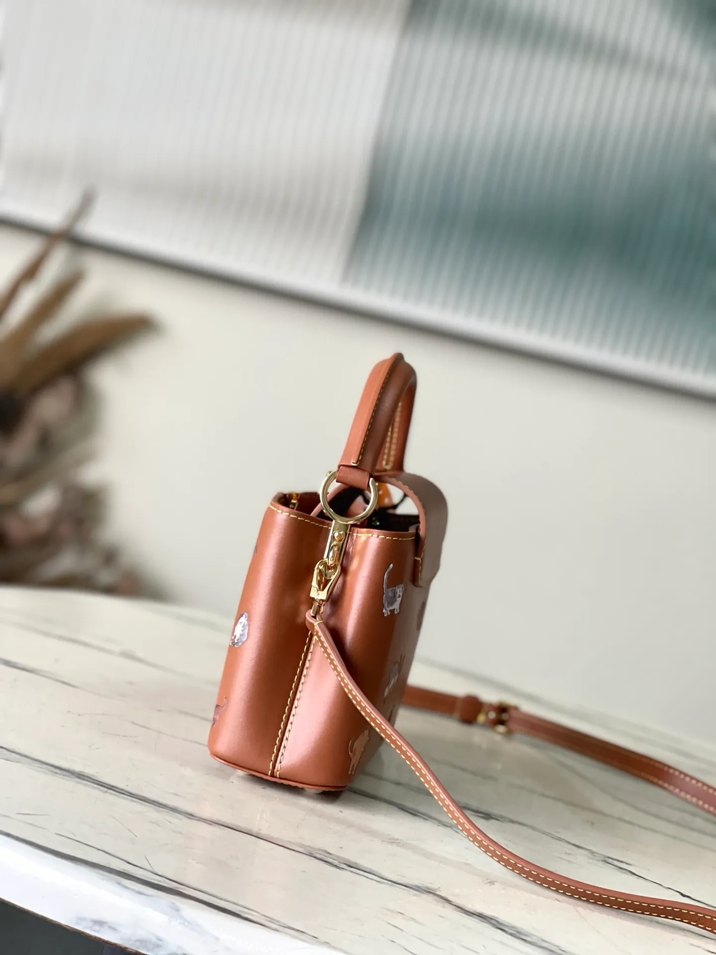 💰2200 "Special Original Leather" M25874 Mini LV Travels With series renders the Capucines mini handbag in classic colors, adding smart details with cat illustrations hand-drawn by fashion icon and artist Grace Coddington. This replica is derived from the first collaboration in 2019 and features a cowhide body with LV letters. The flip cover can be folded in or out, and the detachable long shoulder strap allows for a variety of carrying methods. 21 x 13.6 x 8cm