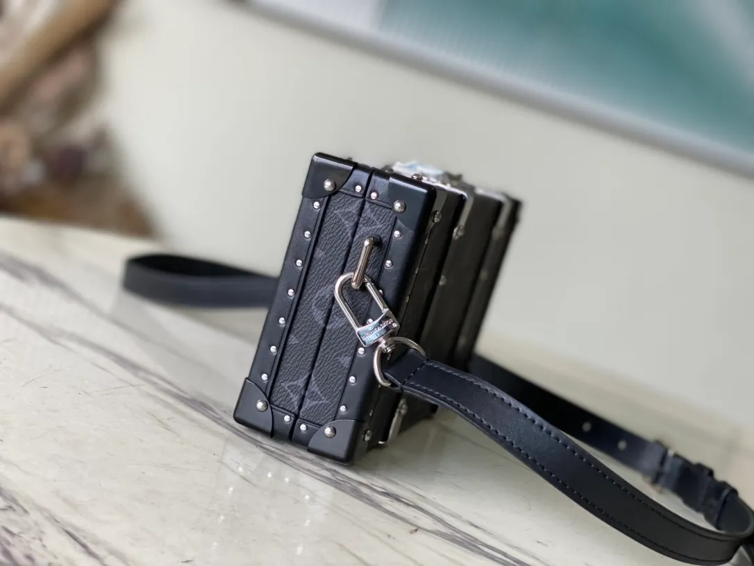 💰1400 (Steel Hardware) Top Original M20954 Black Flower Neo Wallet Trunk handbag uses elements such as the wooden strips and metal reinforced corners of the hard box, and is equipped with a detachable shoulder strap. Plenty of space to store daily necessities such as mobile phones, keys, wallets, cards, and wireless headphones. Dimensions: 21.5 x 12.3 x 6 cm