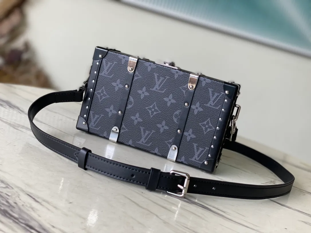 💰1400 (Steel Hardware) Top Original M20954 Black Flower Neo Wallet Trunk handbag uses elements such as the wooden strips and metal reinforced corners of the hard box, and is equipped with a detachable shoulder strap. Plenty of space to store daily necessities such as mobile phones, keys, wallets, cards, and wireless headphones. Dimensions: 21.5 x 12.3 x 6 cm