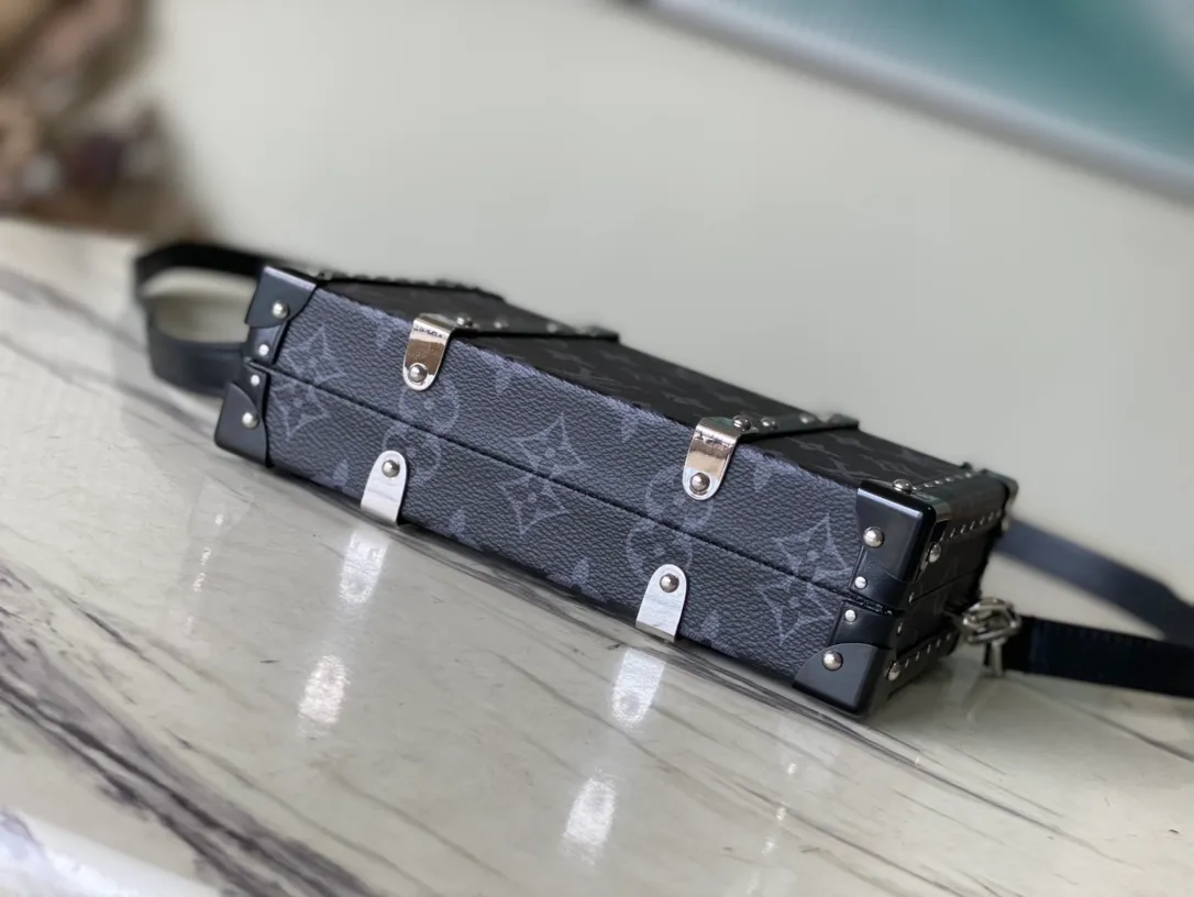 💰1400 (Steel Hardware) Top Original M20954 Black Flower Neo Wallet Trunk handbag uses elements such as the wooden strips and metal reinforced corners of the hard box, and is equipped with a detachable shoulder strap. Plenty of space to store daily necessities such as mobile phones, keys, wallets, cards, and wireless headphones. Dimensions: 21.5 x 12.3 x 6 cm