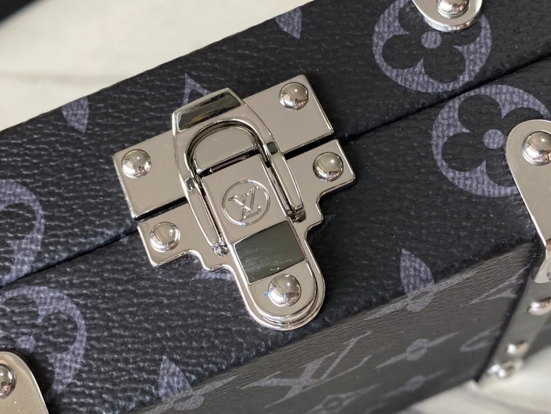 💰1400 (Steel Hardware) Top Original M20954 Black Flower Neo Wallet Trunk handbag uses elements such as the wooden strips and metal reinforced corners of the hard box, and is equipped with a detachable shoulder strap. Plenty of space to store daily necessities such as mobile phones, keys, wallets, cards, and wireless headphones. Dimensions: 21.5 x 12.3 x 6 cm