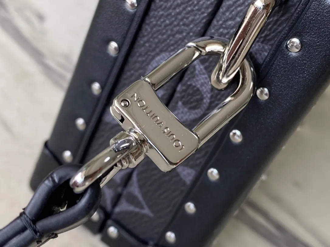 💰1400 (Steel Hardware) Top Original M20954 Black Flower Neo Wallet Trunk handbag uses elements such as the wooden strips and metal reinforced corners of the hard box, and is equipped with a detachable shoulder strap. Plenty of space to store daily necessities such as mobile phones, keys, wallets, cards, and wireless headphones. Dimensions: 21.5 x 12.3 x 6 cm