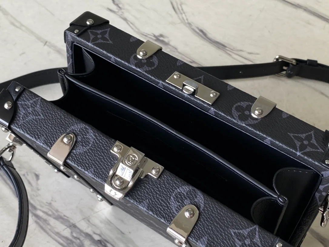 💰1400 (Steel Hardware) Top Original M20954 Black Flower Neo Wallet Trunk handbag uses elements such as the wooden strips and metal reinforced corners of the hard box, and is equipped with a detachable shoulder strap. Plenty of space to store daily necessities such as mobile phones, keys, wallets, cards, and wireless headphones. Dimensions: 21.5 x 12.3 x 6 cm