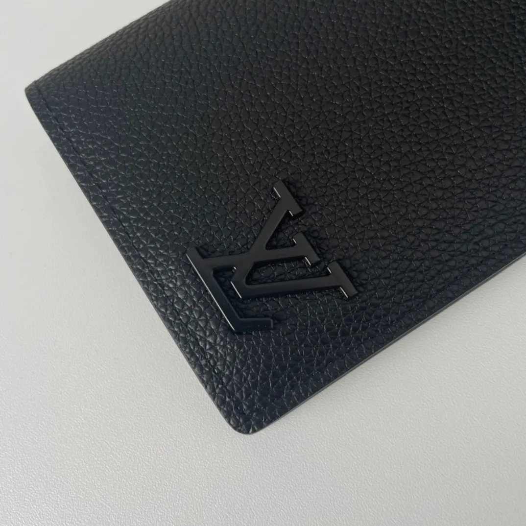P130💰M69980, the new LV Aerogram Brazza wallet is made of heavy-grain cow leather with a delicate texture, and the metal LV letters are discreetly stamped with identity. Compartments and card slots accommodate banknotes, documents and coins, and are a perfect match for bags from the LV Aerogram series. Size: 19×10×2cm