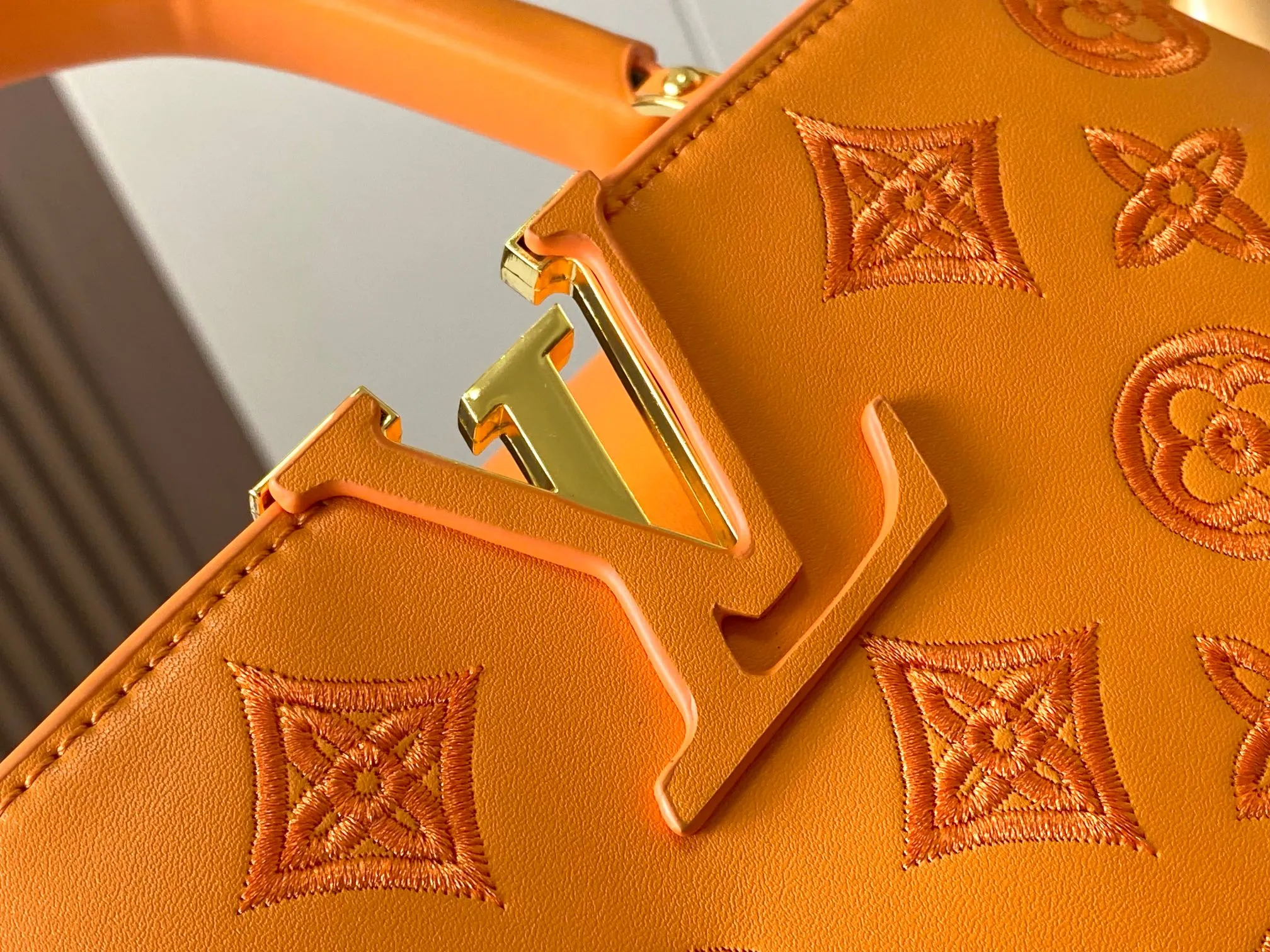 Upgraded version P460 M20742 Bourdon stitch embroidered gold buckle This Capucines BB handbag comes from the LV Broderie Anglaise capsule series designed by Nicolas Ghesquière, which transfers the embroidery technology in the ready-to-wear series to this. For the first time, the Monogram pattern appears on cow leather through cutting, and is embellished with Bourdon stitching, which is exquisitely crafted with craftsmanship.  Detailed features 27 x 18x9 cm (length x height x width)