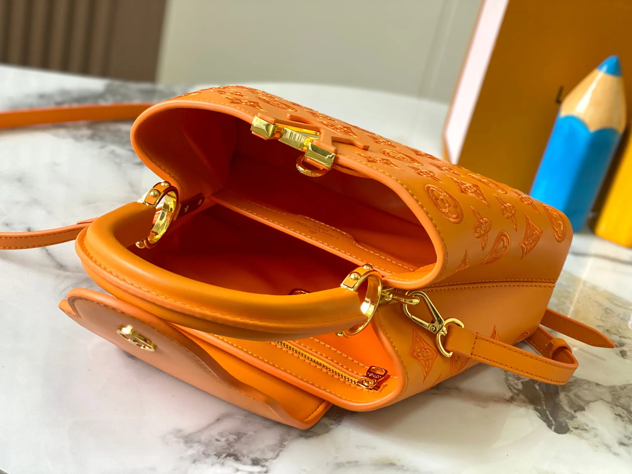 Upgraded version P460 M20742 Bourdon stitch embroidered gold buckle This Capucines BB handbag comes from the LV Broderie Anglaise capsule series designed by Nicolas Ghesquière, which transfers the embroidery technology in the ready-to-wear series to this. For the first time, the Monogram pattern appears on cow leather through cutting, and is embellished with Bourdon stitching, which is exquisitely crafted with craftsmanship.  Detailed features 27 x 18x9 cm (length x height x width)