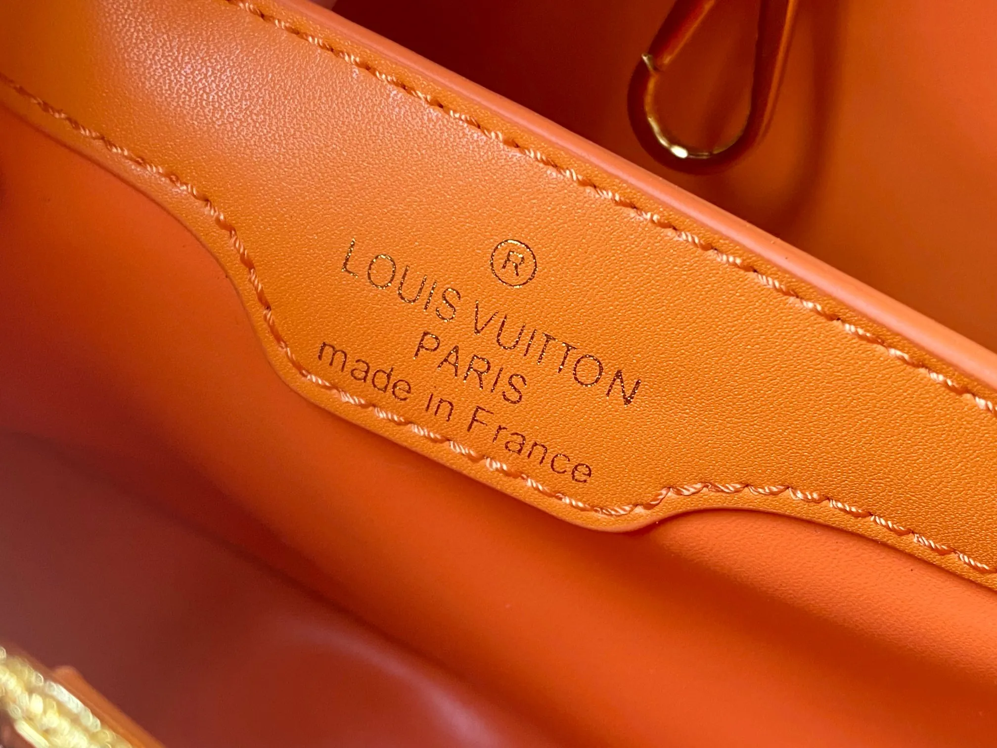 Upgraded version P460 M20742 Bourdon stitch embroidered gold buckle This Capucines BB handbag comes from the LV Broderie Anglaise capsule series designed by Nicolas Ghesquière, which transfers the embroidery technology in the ready-to-wear series to this. For the first time, the Monogram pattern appears on cow leather through cutting, and is embellished with Bourdon stitching, which is exquisitely crafted with craftsmanship.  Detailed features 27 x 18x9 cm (length x height x width)