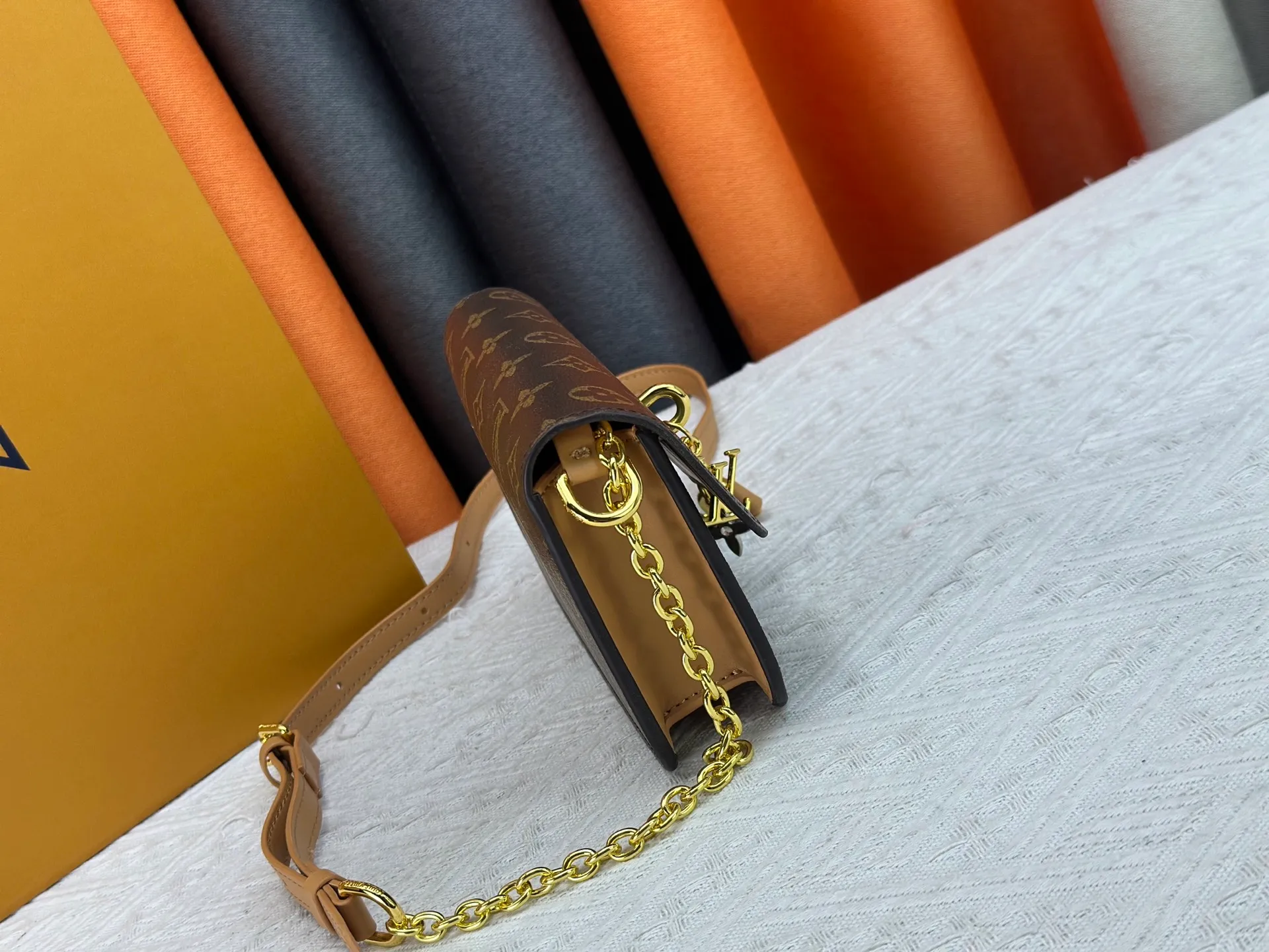 P240 M14564 M14547 M14581 M14549 M14548 Official website latest🆕Spring and summer commuter chain card holder, hijab with original LV letter hardware, original frosted leather, fine and soft leather, exquisite and compact version, equipped with three card slots, which can insert cards💳 and can hold mobile phones📱! Equipped with a ⛓chain shoulder strap, it can be worn 🉑on one shoulder🉑cross the body. When the chains ⛓ are overlapped, it can be carried under the armpits or directly used as a clutch bag! One bag, multiple ways to carry it, looks great and is very practical! Size: 20×11.5×4CM