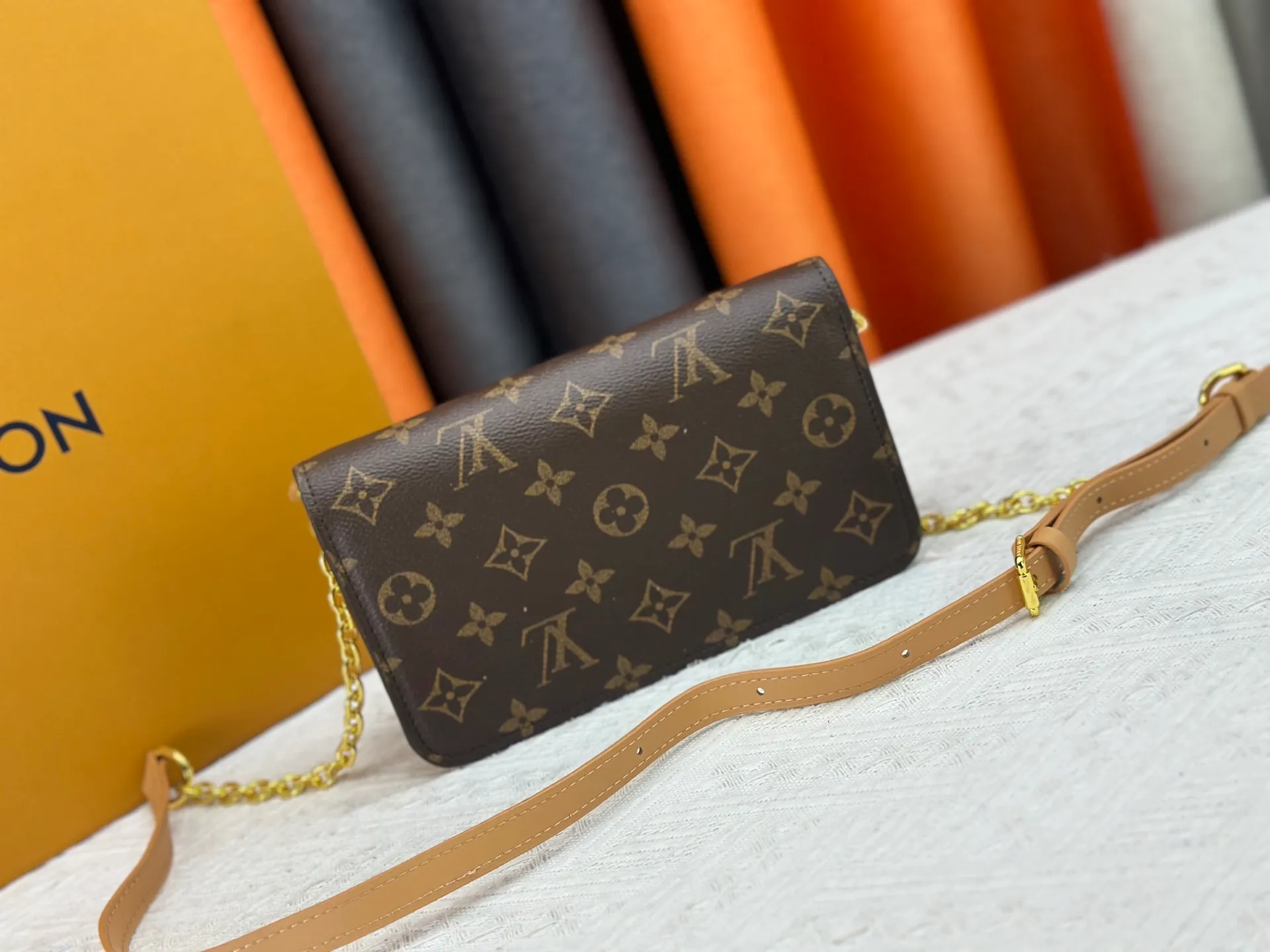 P240 M14564 M14547 M14581 M14549 M14548 Official website latest🆕Spring and summer commuter chain card holder, hijab with original LV letter hardware, original frosted leather, fine and soft leather, exquisite and compact version, equipped with three card slots, which can insert cards💳 and can hold mobile phones📱! Equipped with a ⛓chain shoulder strap, it can be worn 🉑on one shoulder🉑cross the body. When the chains ⛓ are overlapped, it can be carried under the armpits or directly used as a clutch bag! One bag, multiple ways to carry it, looks great and is very practical! Size: 20×11.5×4CM