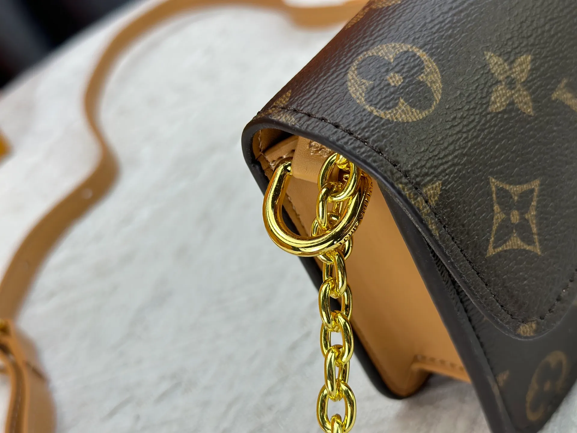 P240 M14564 M14547 M14581 M14549 M14548 Official website latest🆕Spring and summer commuter chain card holder, hijab with original LV letter hardware, original frosted leather, fine and soft leather, exquisite and compact version, equipped with three card slots, which can insert cards💳 and can hold mobile phones📱! Equipped with a ⛓chain shoulder strap, it can be worn 🉑on one shoulder🉑cross the body. When the chains ⛓ are overlapped, it can be carried under the armpits or directly used as a clutch bag! One bag, multiple ways to carry it, looks great and is very practical! Size: 20×11.5×4CM