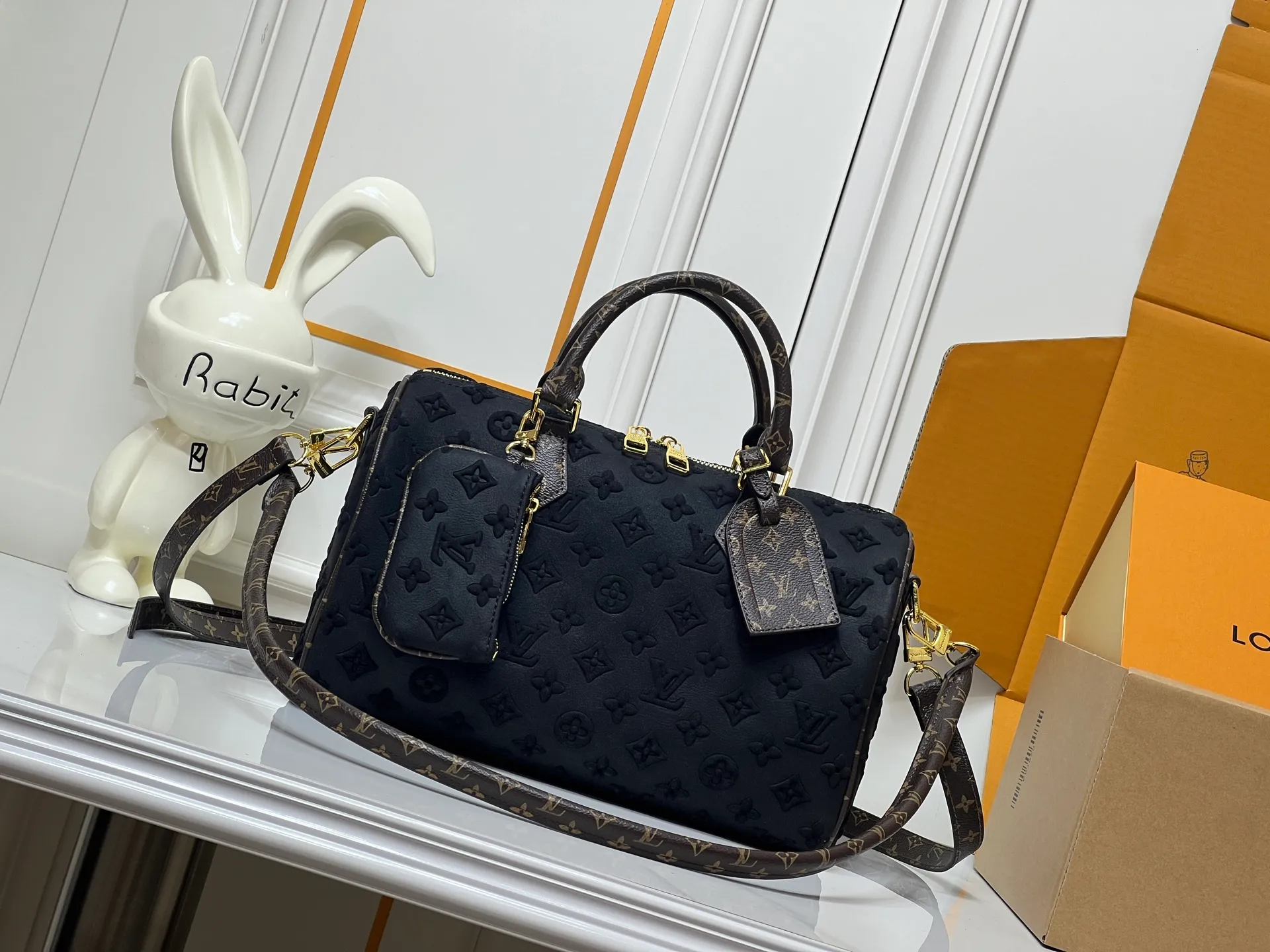 Batch 300💰M15225 M22853 Speedy Bandoulière 30 Handbag A refreshed piece of Louis Vuitton's classic Speedy series, it is crafted from gray embossed leather and is engraved with the brand's iconic Monogram pattern, fully demonstrating the brand's heritage in the texture. Equipped with golden metal accessories, it has a delicate handle and an adjustable shoulder strap, so it can be carried elegantly by hand or worn casually across the body. Built-in detachable coin purse blends practicality and design. From daily commuting to leisure travel, it combines classic bag shapes with modern materials to interpret the balance of French elegance and pragmatism. It is a fashionable item that highlights your individual taste. Dimensions: 30x18x17 cm