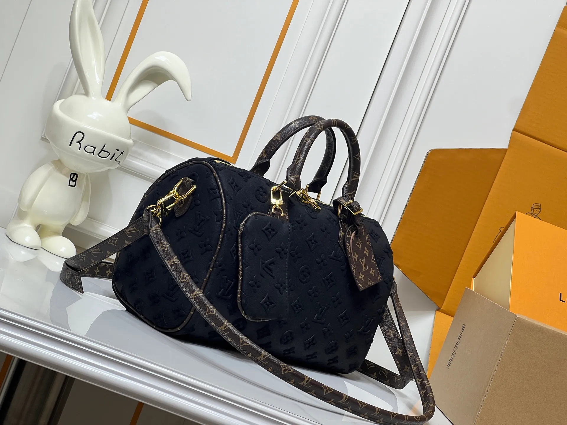 Batch 300💰M15225 M22853 Speedy Bandoulière 30 Handbag A refreshed piece of Louis Vuitton's classic Speedy series, it is crafted from gray embossed leather and is engraved with the brand's iconic Monogram pattern, fully demonstrating the brand's heritage in the texture. Equipped with golden metal accessories, it has a delicate handle and an adjustable shoulder strap, so it can be carried elegantly by hand or worn casually across the body. Built-in detachable coin purse blends practicality and design. From daily commuting to leisure travel, it combines classic bag shapes with modern materials to interpret the balance of French elegance and pragmatism. It is a fashionable item that highlights your individual taste. Dimensions: 30x18x17 cm