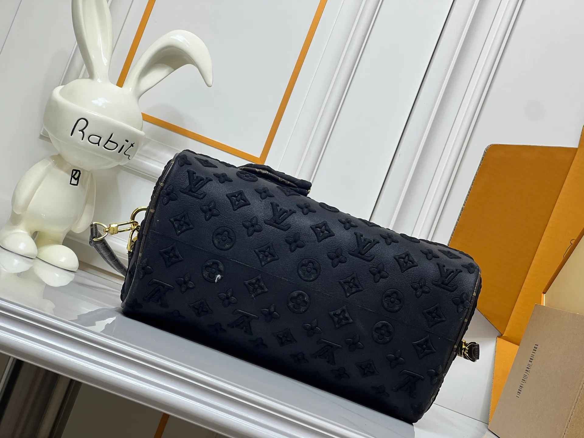 Batch 300💰M15225 M22853 Speedy Bandoulière 30 Handbag A refreshed piece of Louis Vuitton's classic Speedy series, it is crafted from gray embossed leather and is engraved with the brand's iconic Monogram pattern, fully demonstrating the brand's heritage in the texture. Equipped with golden metal accessories, it has a delicate handle and an adjustable shoulder strap, so it can be carried elegantly by hand or worn casually across the body. Built-in detachable coin purse blends practicality and design. From daily commuting to leisure travel, it combines classic bag shapes with modern materials to interpret the balance of French elegance and pragmatism. It is a fashionable item that highlights your individual taste. Dimensions: 30x18x17 cm