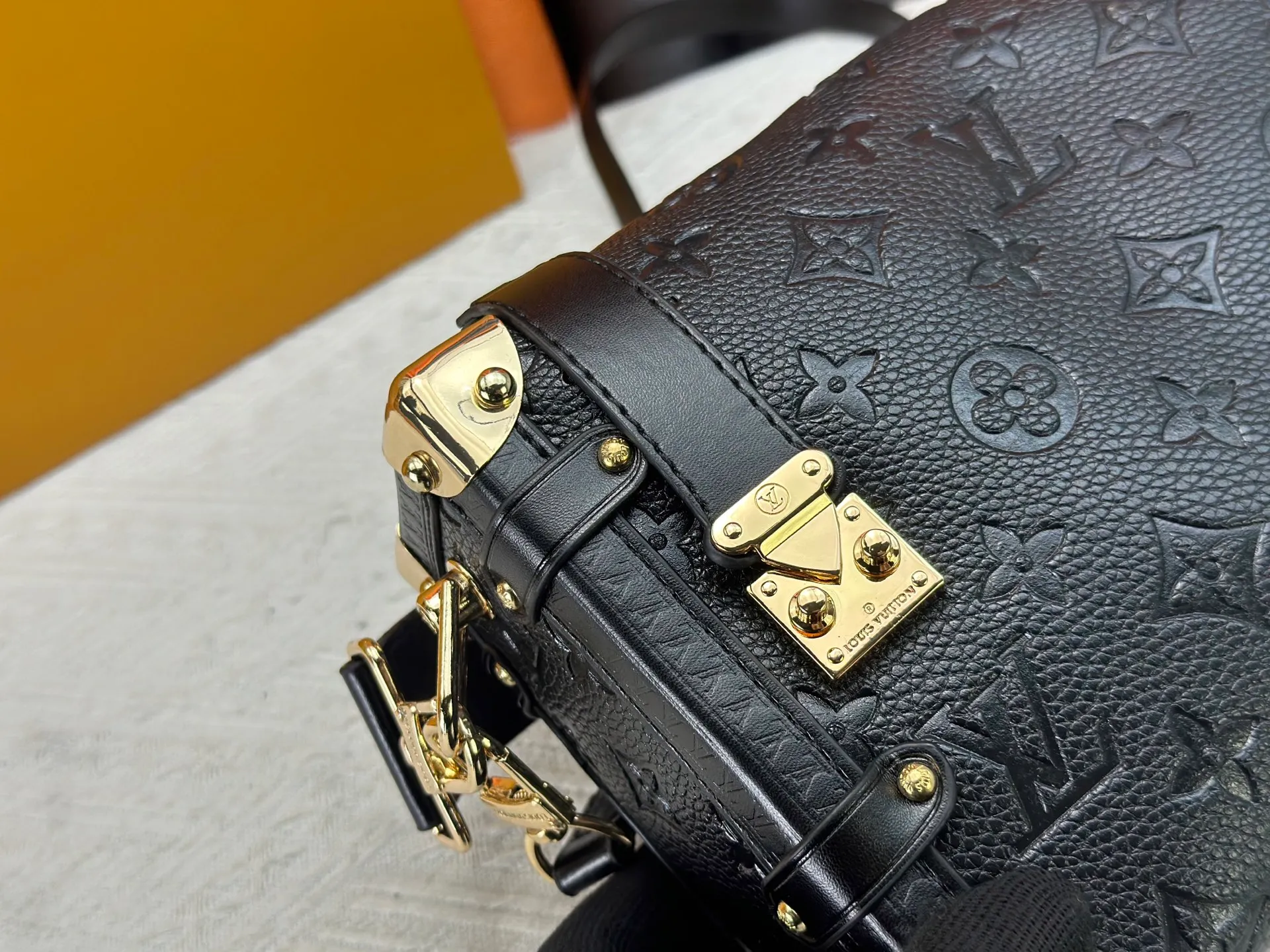 P300 M26304 M46358 continues to interpret Louis Vuitton’s trunk-making tradition in the 2025 autumn and winter series. The medium Sidle Trunk bag is crafted in signature Monogram Saga leather, with a vintage texture inspired by the classic trench coat worn by supermodel Freja Beha Erichsen in her debut show for Nicolas Ghesquiere. The design with multiple carrying methods makes it easy to switch between day and night situations, and it has both practical function and elegant temperament. Dimensions: 23.5x16x8.5cm