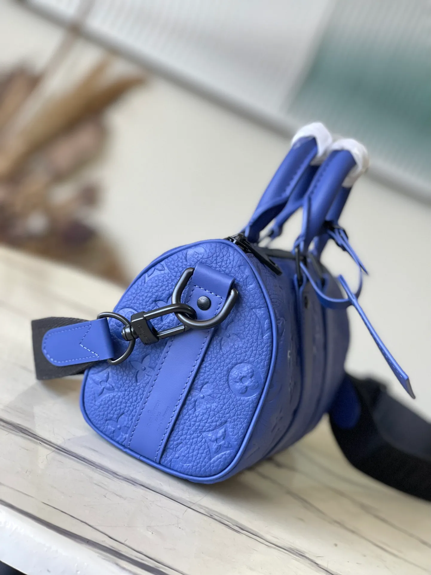 💰960 (top layer leather) top original order M23129 blue M20900 This Keepall Bandoulière 25 handbag is made of Monogram embossed grain Taurillon leather to create an urban travel design. Leather side straps and leather top handles are signature elements of the Keepall collection, while wide textile shoulder straps in the signature texture can be removed or adjusted at will. Detailed features25 x 15 x 11 cm (length x height x width)