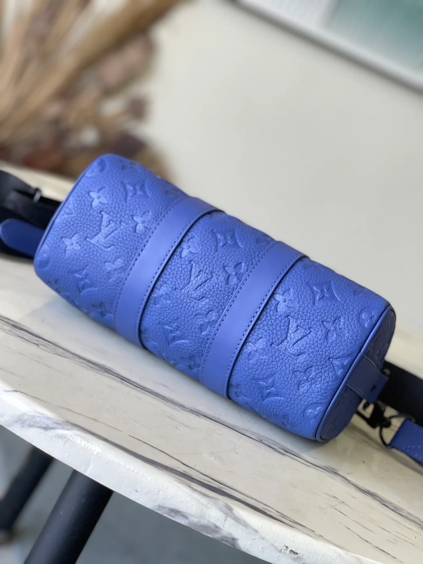💰960 (top layer leather) top original order M23129 blue M20900 This Keepall Bandoulière 25 handbag is made of Monogram embossed grain Taurillon leather to create an urban travel design. Leather side straps and leather top handles are signature elements of the Keepall collection, while wide textile shoulder straps in the signature texture can be removed or adjusted at will. Detailed features25 x 15 x 11 cm (length x height x width)