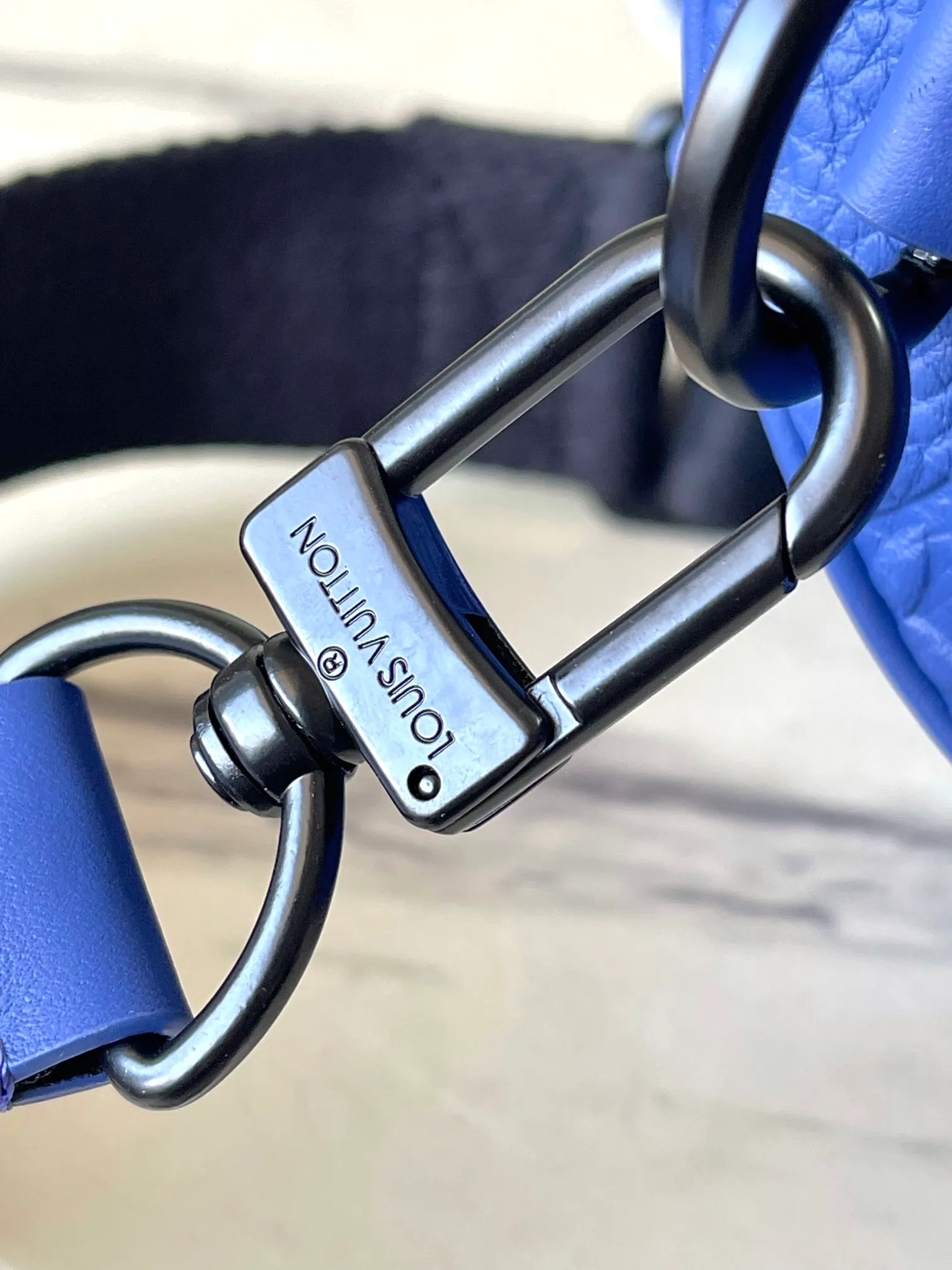 💰960 (top layer leather) top original order M23129 blue M20900 This Keepall Bandoulière 25 handbag is made of Monogram embossed grain Taurillon leather to create an urban travel design. Leather side straps and leather top handles are signature elements of the Keepall collection, while wide textile shoulder straps in the signature texture can be removed or adjusted at will. Detailed features25 x 15 x 11 cm (length x height x width)