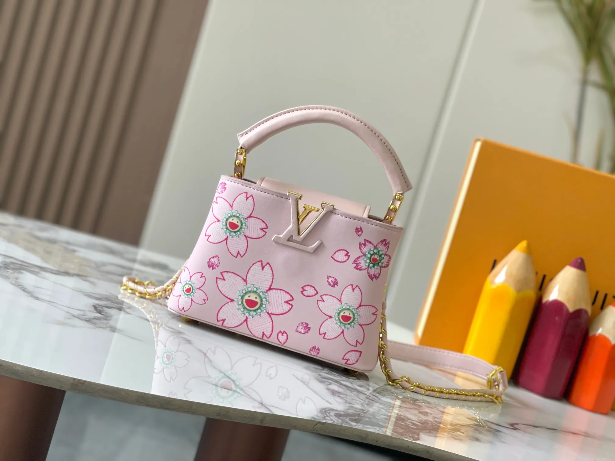 p420 [Guangzhou top quality original version] Capucines Mini Model: 13249 pink Material: plain graffiti Hardware upgrade Highlights: LV initials, unique edge ring, fine Monogram flowers on the flap. Size: 21×14×8cm