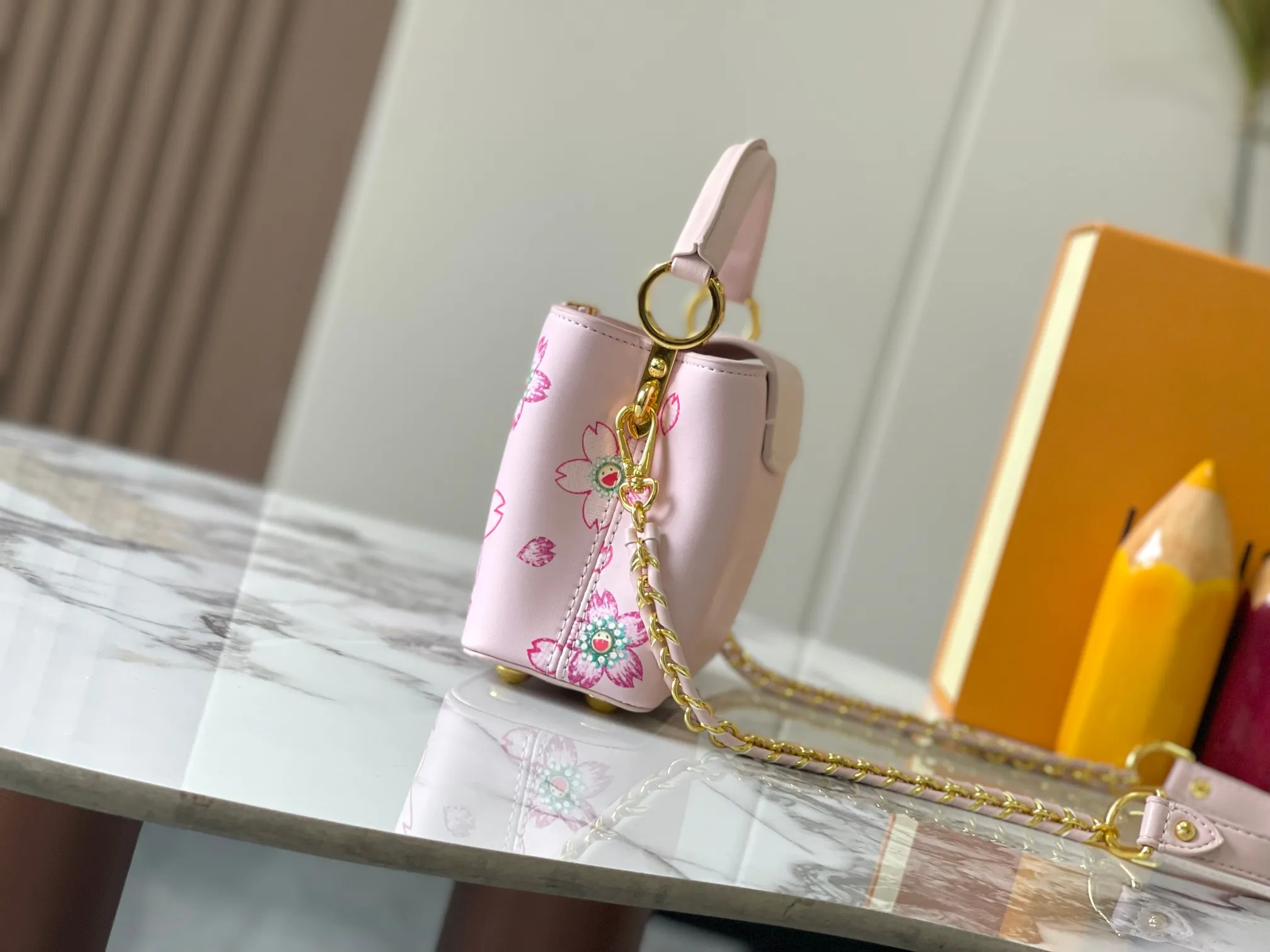 p420 [Guangzhou top quality original version] Capucines Mini Model: 13249 pink Material: plain graffiti Hardware upgrade Highlights: LV initials, unique edge ring, fine Monogram flowers on the flap. Size: 21×14×8cm