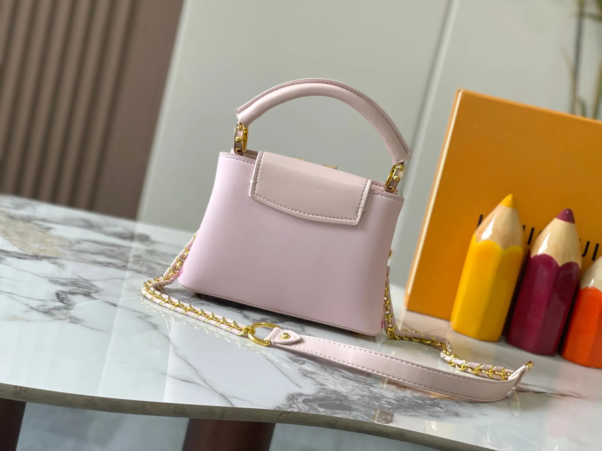 p420 [Guangzhou top quality original version] Capucines Mini Model: 13249 pink Material: plain graffiti Hardware upgrade Highlights: LV initials, unique edge ring, fine Monogram flowers on the flap. Size: 21×14×8cm
