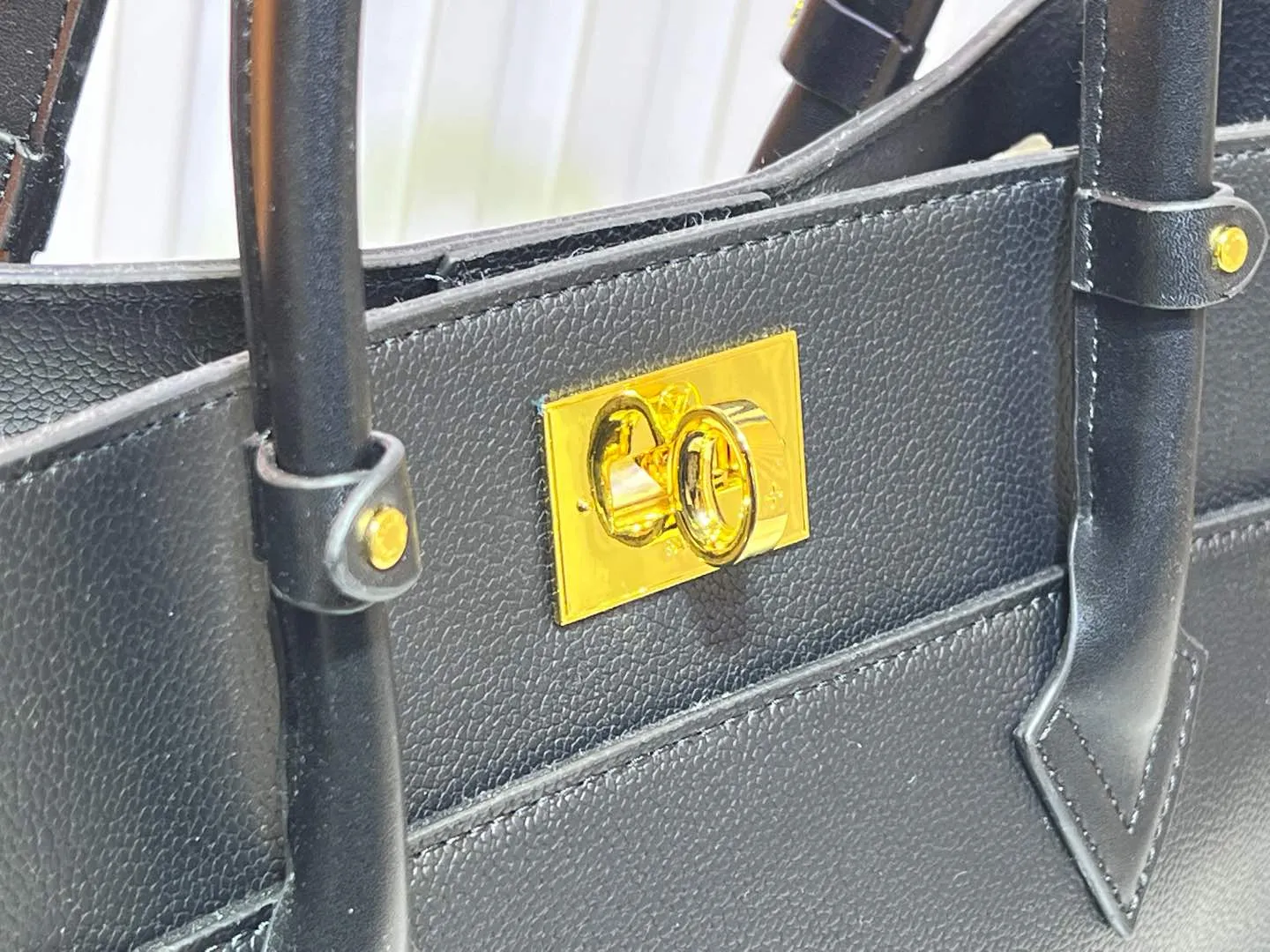 Batch 340💰Upgraded original version [M53826 black embroidery M53825 apricot embroidery M53824 MM53823 presbyopia with black]🔥On My Side handbag shows the elegant fusion of calfskin and classic Monogram canvas. Contrasting canvas shapes the large outer pocket, creating a trompe l'oeil effect as if two handbags merge into one. Plenty of space can easily accommodate office needs, and the adjustable shoulder strap allows for a cross-body style. Dimensions: 30.5 x 24.5 x 14 cm (Length x Height x Width) - Calfskin and Monogram coated canvas - Cowhide leather trim - Microfiber lining - 2 top handles for hand or elbow carry - Adjustable shoulder strap for shoulder or cross-body wear - Lock closure - 2 outer pockets with magnetic closure - Zip pocket - 1 patch pocket