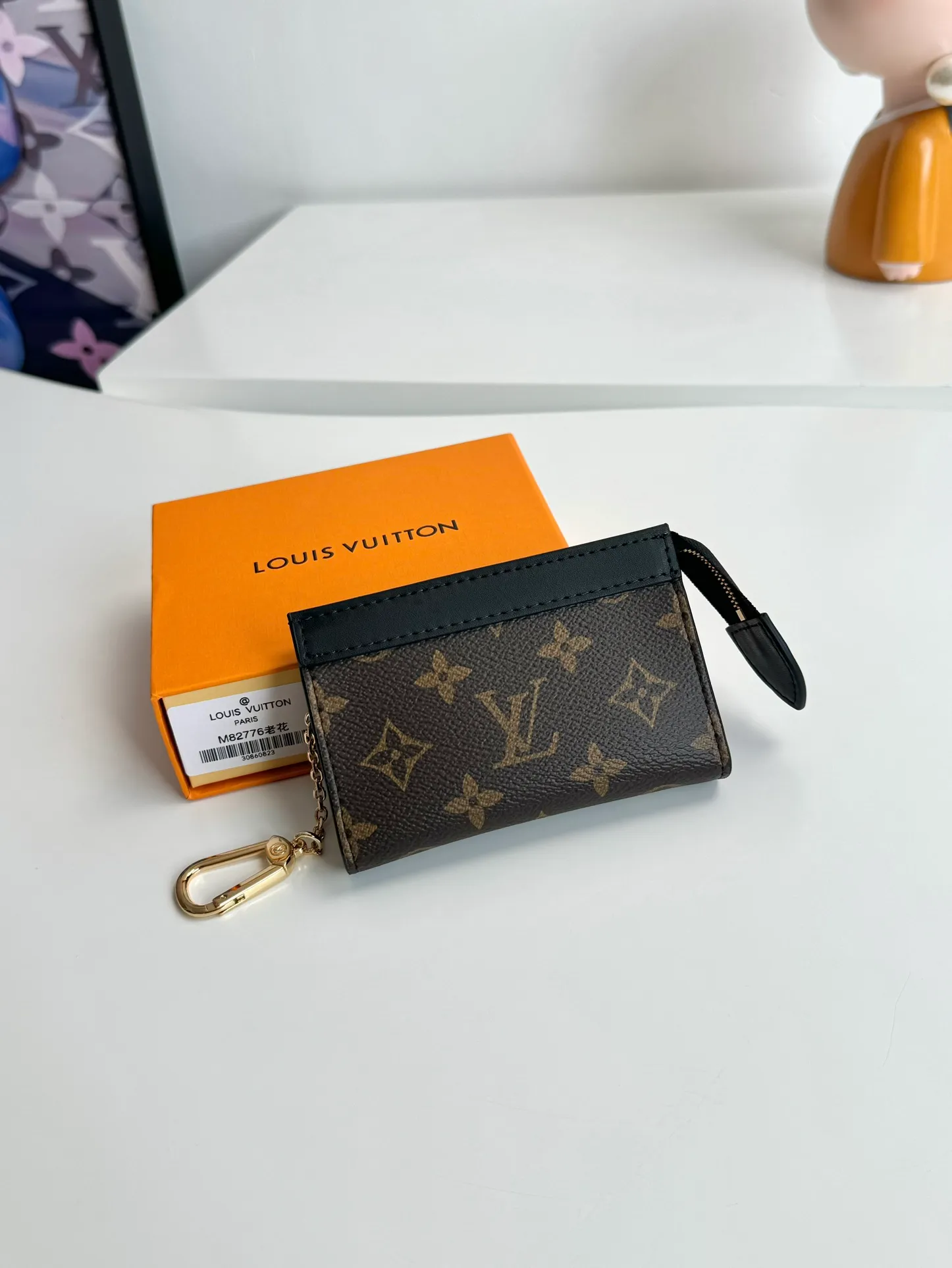 Factory price 300 🇫🇷Exclusive real shot of overseas original M82776 presbyopia! This Voyage key bag is made of Monogram Eclipse canvas with cowhide leather trim. It has a zipper closure to securely store coins, folded bills, cards and keys. The hook fastener secures easily to the D-ring inside the Louis Vuitton bag. Size: 12×7.5×3cm