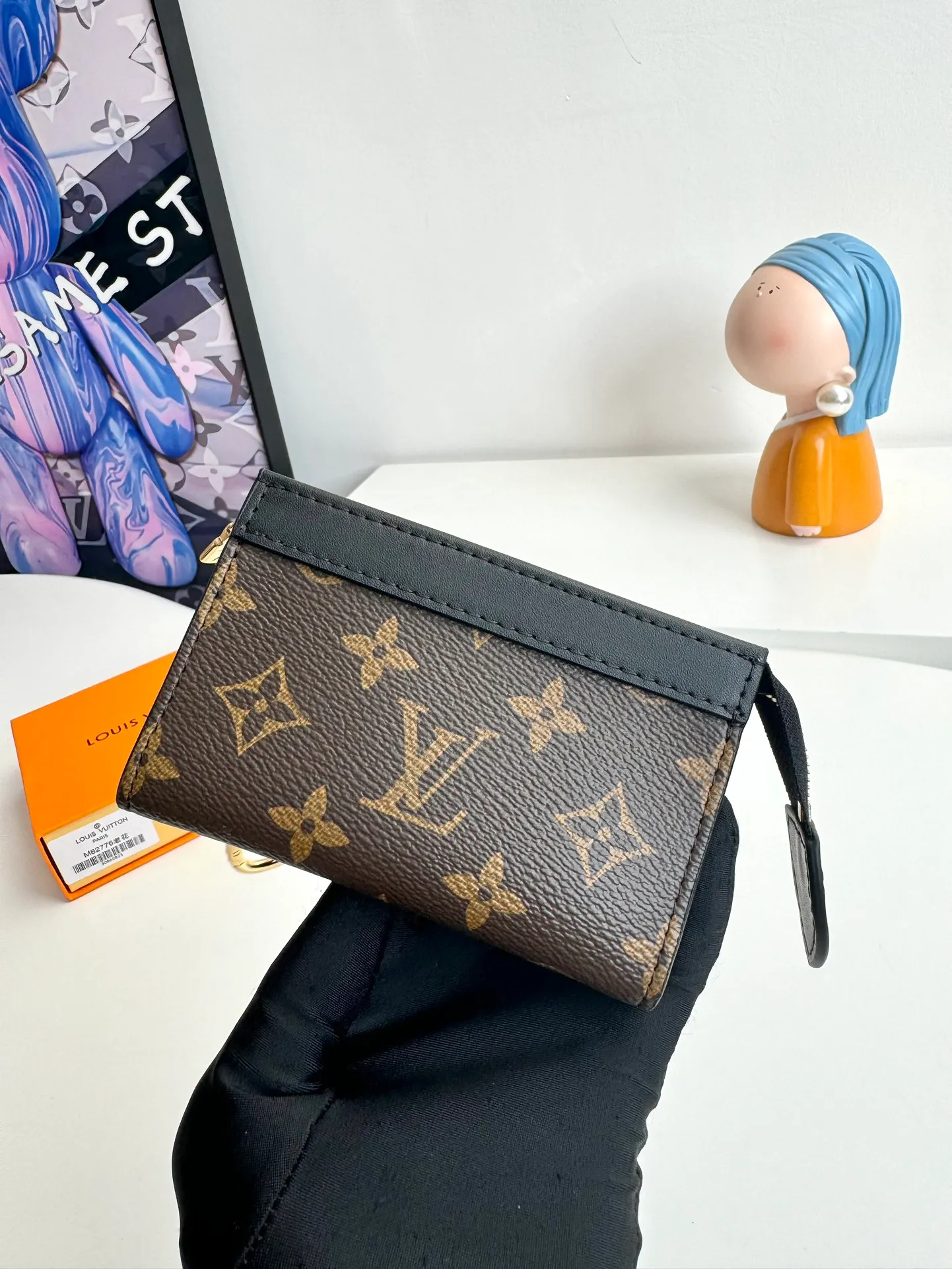 Factory price 300 🇫🇷Exclusive real shot of overseas original M82776 presbyopia! This Voyage key bag is made of Monogram Eclipse canvas with cowhide leather trim. It has a zipper closure to securely store coins, folded bills, cards and keys. The hook fastener secures easily to the D-ring inside the Louis Vuitton bag. Size: 12×7.5×3cm