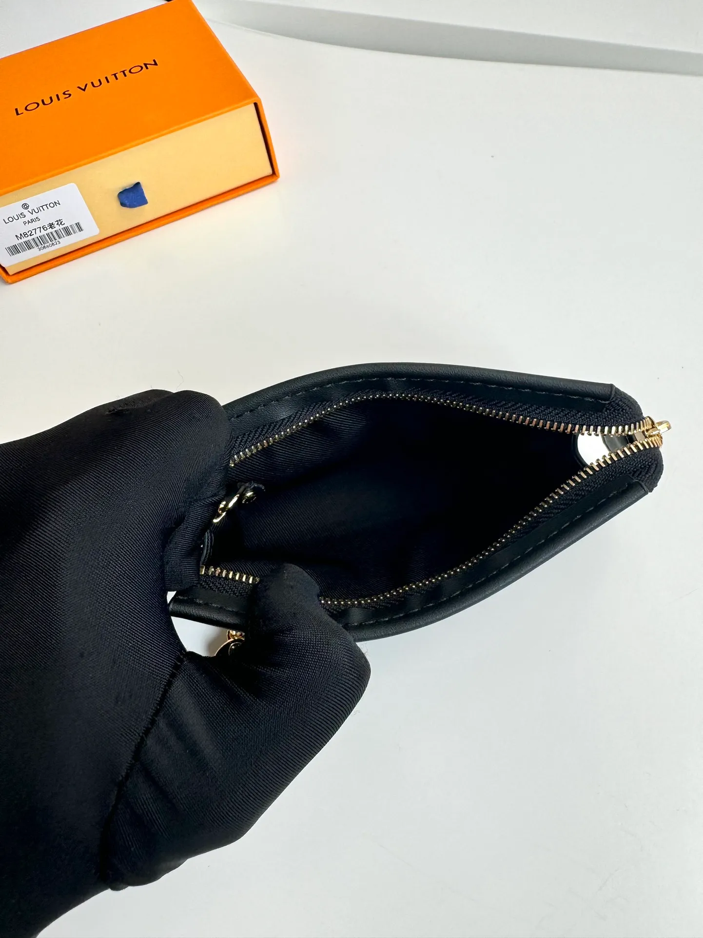 Factory price 300 🇫🇷Exclusive real shot of overseas original M82776 presbyopia! This Voyage key bag is made of Monogram Eclipse canvas with cowhide leather trim. It has a zipper closure to securely store coins, folded bills, cards and keys. The hook fastener secures easily to the D-ring inside the Louis Vuitton bag. Size: 12×7.5×3cm