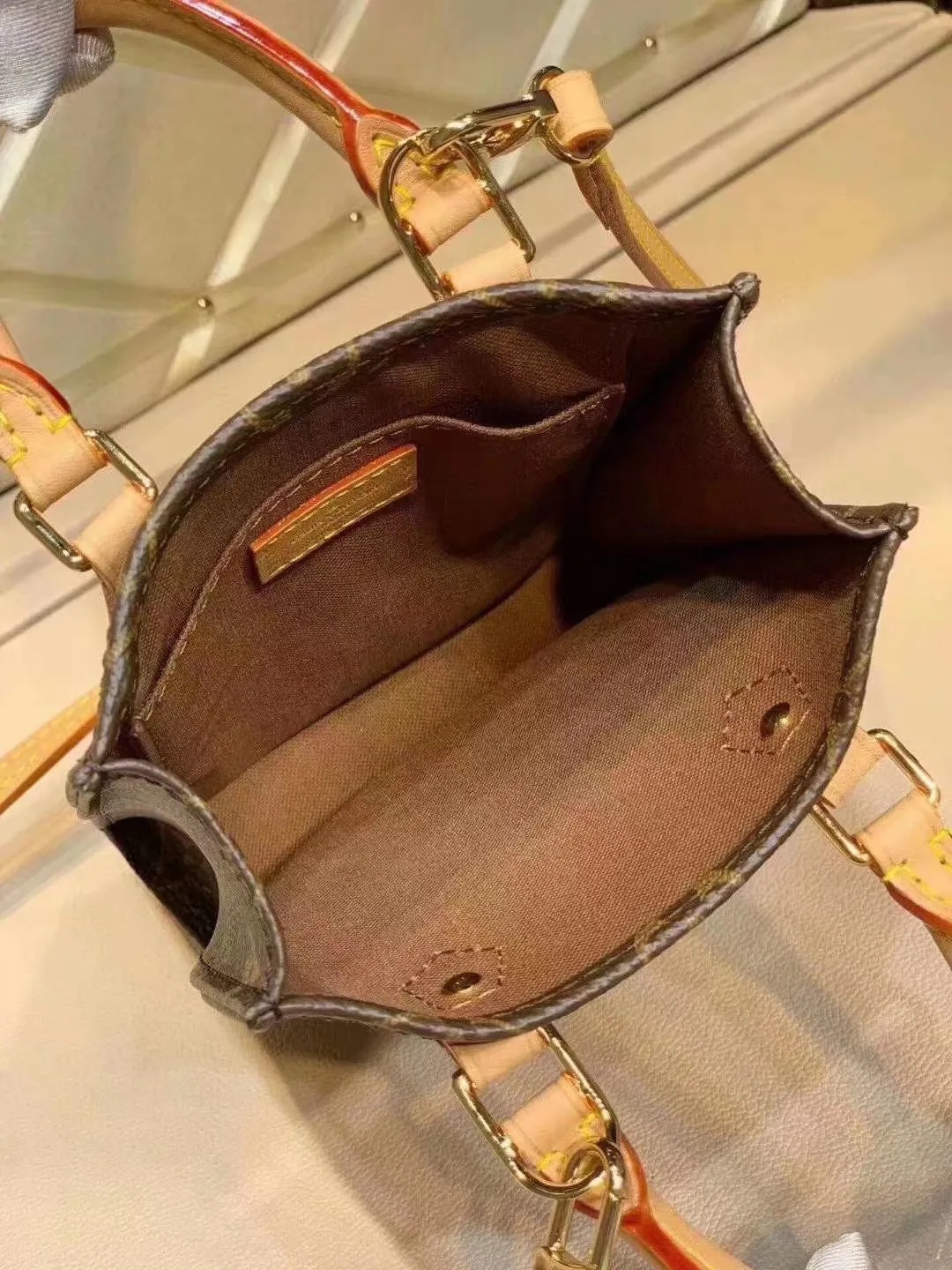 P190 exclusive real shot - PETIT SAC PLAT handbag M69442 69443 69843 The Petit Sac Plat handbag is a pocket-sized version of Louis Vuitton's iconic Sac Plat handbag made of Monogram canvas, with a top handle and a detachable leather shoulder strap. The lightweight structure hides ample space to accommodate mobile phones and other daily needs. Size: 14x17x5cm