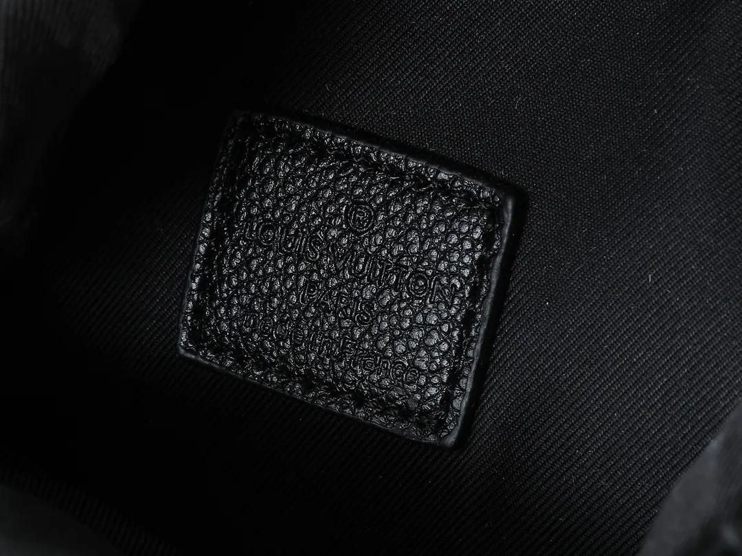 💰220💰Upgraded from the original M82248, Louis Vuitton traces its brand history and launches this Noé shoulder bag. The new cow leather has a more delicate grain texture and smooth texture, creating a flexible drawstring structure. Removable and adjustable fabric shoulder strap allows for multiple carrying options. Size:13×21×8.5cm