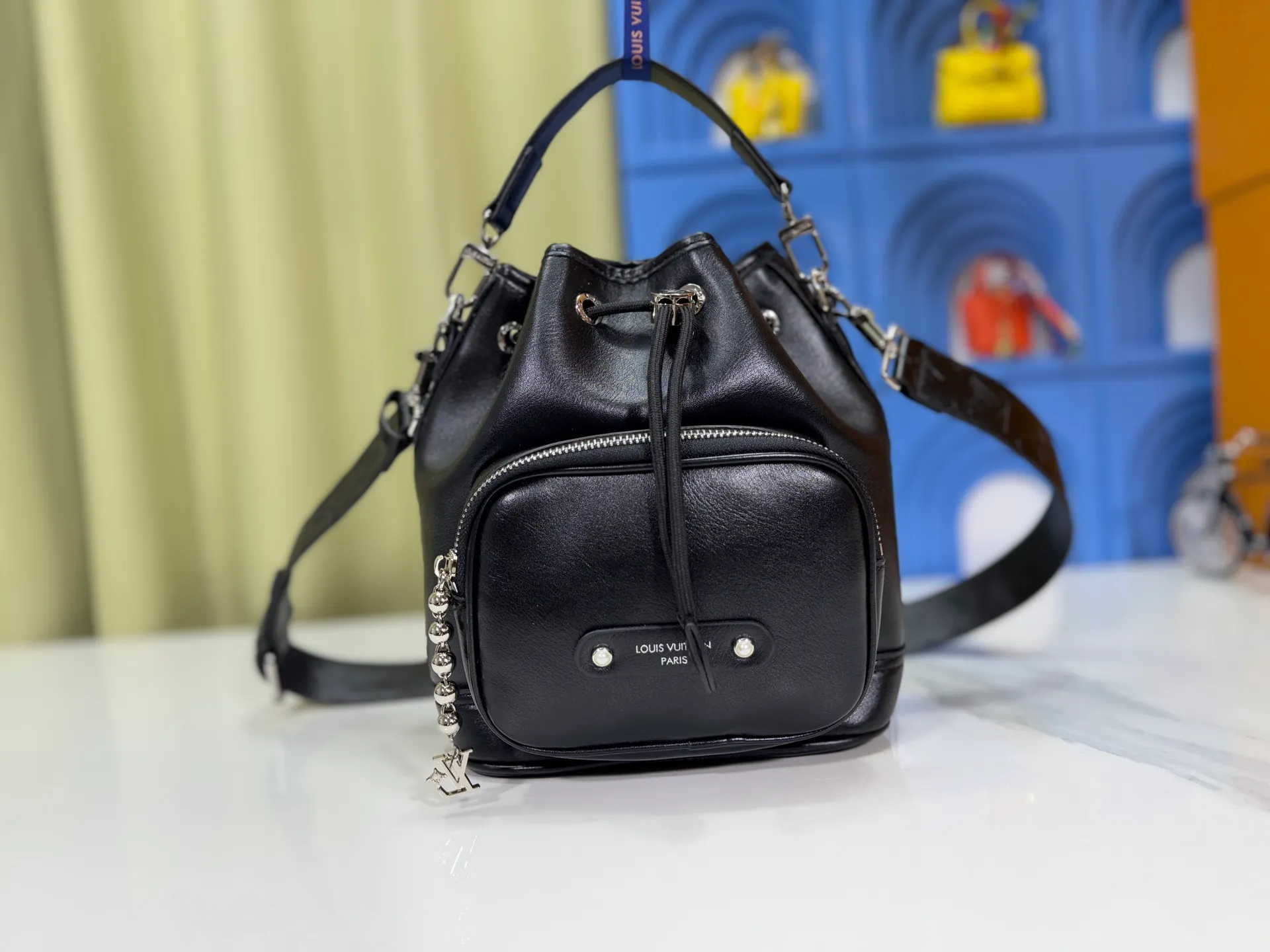 P280 Upgraded original version M13985 full leather black, official small size M14017 pure presbyopia Noe Cargo is a compact bucket bag, made of shiny cow leather, showing a nylon-like technological luster, and the lining is made of deep-toned fabric. Metal parts, including the LV letters attached to a ball chain, are the only color-coordinated elements on this monochromatic bag. Roomy front pocket inside. ·Cow leather trim fabric lined with hardware Drawstring and metal closure main compartment LV pendant zip puller ·Pearl rivets Louis Vuitton Paris patch ·Zip front pocket Shoulder strap: Removable, adjustable strap Half length: 40.0 cm Dimensions: 24✘22✘16cm (H✘L✘W)