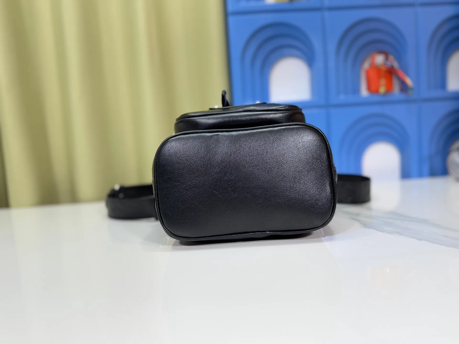 P280 Upgraded original version M13985 full leather black, official small size M14017 pure presbyopia Noe Cargo is a compact bucket bag, made of shiny cow leather, showing a nylon-like technological luster, and the lining is made of deep-toned fabric. Metal parts, including the LV letters attached to a ball chain, are the only color-coordinated elements on this monochromatic bag. Roomy front pocket inside. ·Cow leather trim fabric lined with hardware Drawstring and metal closure main compartment LV pendant zip puller ·Pearl rivets Louis Vuitton Paris patch ·Zip front pocket Shoulder strap: Removable, adjustable strap Half length: 40.0 cm Dimensions: 24✘22✘16cm (H✘L✘W)
