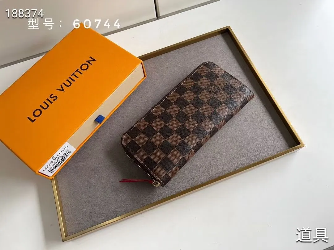 P100💰💎The original LV Clemence wallet is small and compact but has ample capacity. It is made of exquisite and durable Monogram canvas material. Bright color lining and leather zippers show off the playful charm of women. Model: 60744/60742. Size: 19.5×9×1.5cm