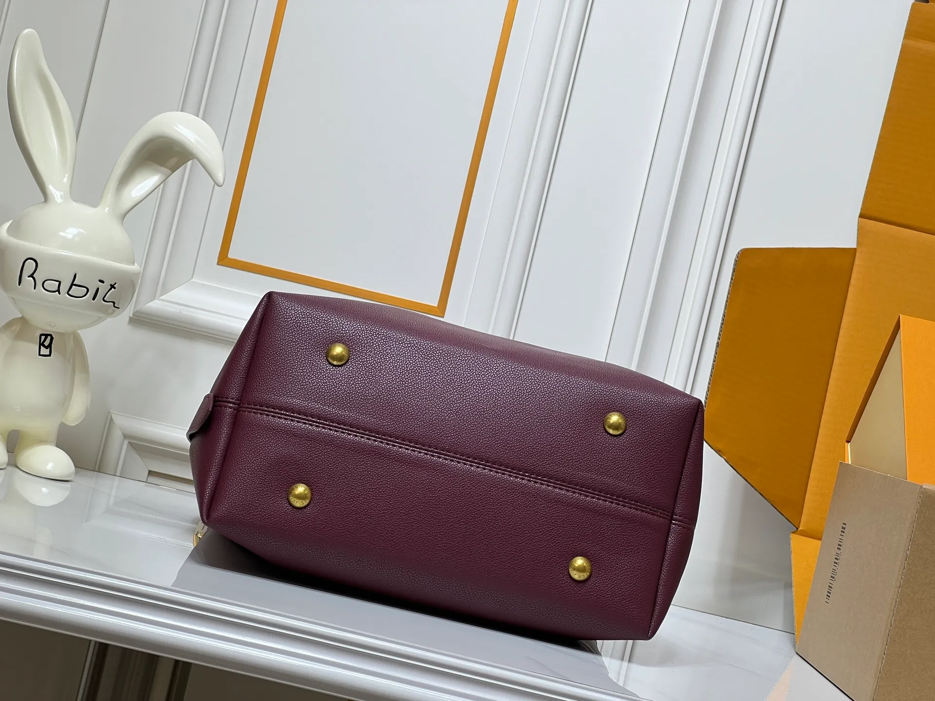 Batch 300💰 Large size upgraded original (imitation original) M24974 M24856 M25022 M25352 M25353 M25354 This small Low Key Hobo handbag is made of smooth cow leather with suede cow leather lining. It can accommodate short wallets, large smartphones, keys and other small items. The shoulder strap is adjustable with a padlock buckle, and a removable Monogram canvas zippered interior pocket keeps it organized. Dimensions: 31x35x18cm (length x height x width)