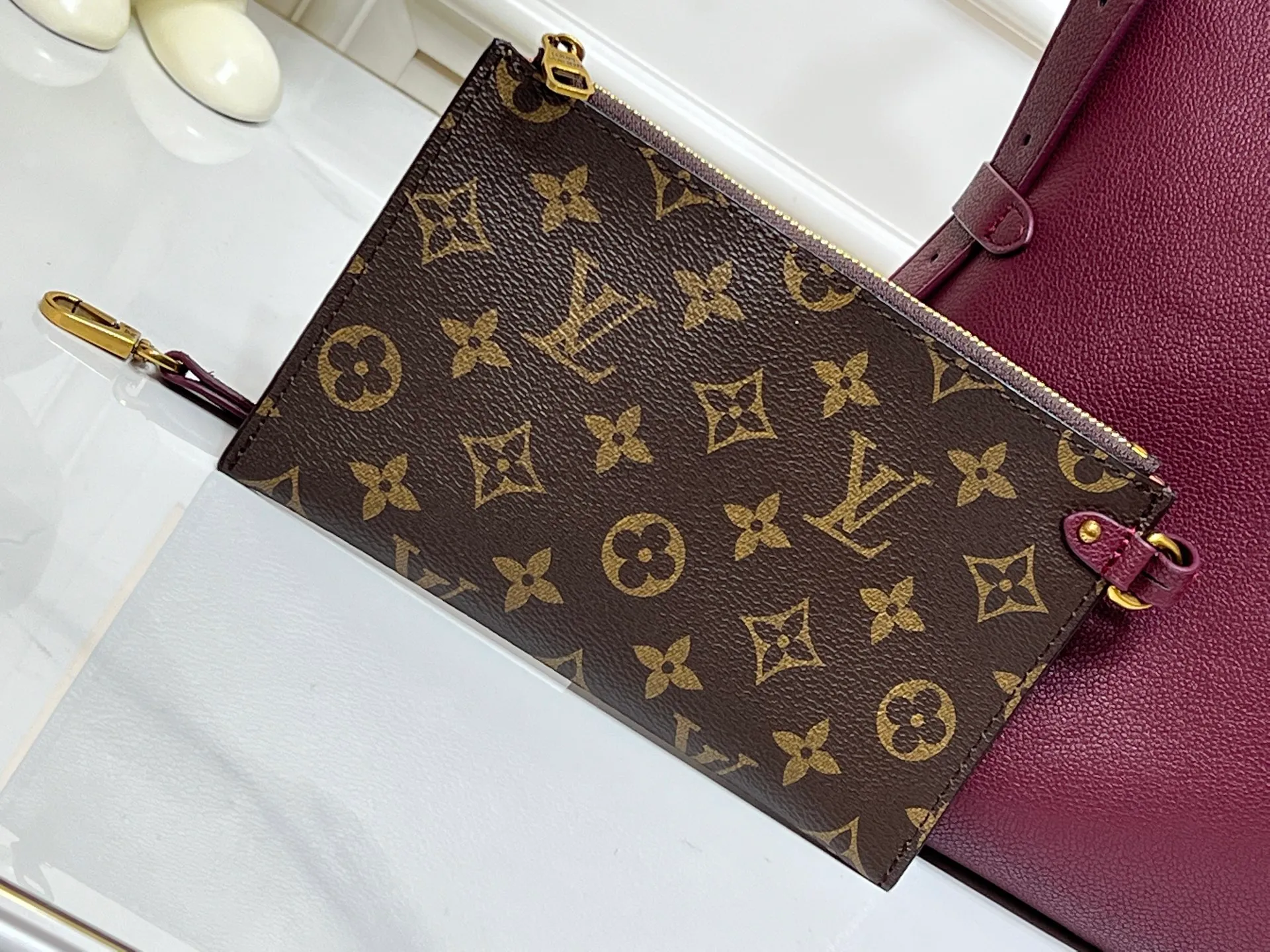 Batch 300💰 Large size upgraded original (imitation original) M24974 M24856 M25022 M25352 M25353 M25354 This small Low Key Hobo handbag is made of smooth cow leather with suede cow leather lining. It can accommodate short wallets, large smartphones, keys and other small items. The shoulder strap is adjustable with a padlock buckle, and a removable Monogram canvas zippered interior pocket keeps it organized. Dimensions: 31x35x18cm (length x height x width)