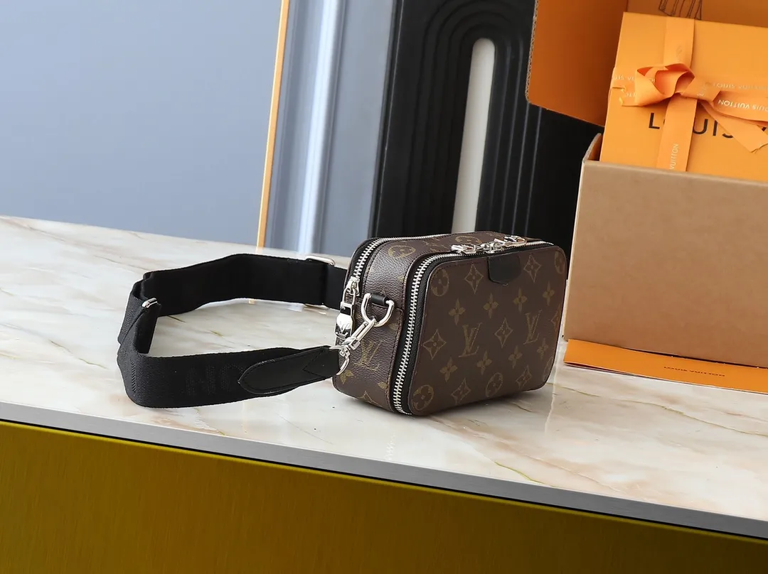 💰240💰Upgraded from the original M81260 M80741 M59161 Alpha Wearable handbag combines Monogram Eclipse coated canvas and leather trim, with wide mouth opening and side gussets for easy access, suitable for storing mobile phones and wallets, etc. The detachable and adjustable shoulder strap allows for a variety of carrying options. Dimensions: 18.5×11×6.5cm