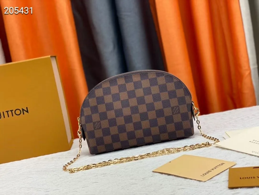 P140💰Upgraded from the original M47353 presbyopic large size. This large cosmetic bag chain is made of classic and stylish Monogram canvas, which is truly luxurious. Shiny gold-tone metal details and cotton lining add to the elegance. 24.0x 17.0x 6.0 cm (length x height x width). - Specially coated canvas - Cowhide trim - Shiny gold-tone hardware - Wide zip closure - 2 flat interior pockets - Compartment for lipstick.