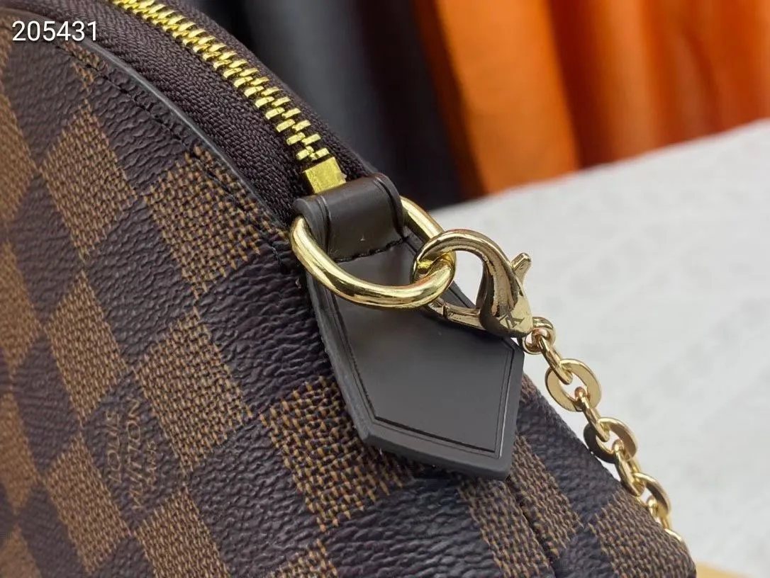 P140💰Upgraded from the original M47353 presbyopic large size. This large cosmetic bag chain is made of classic and stylish Monogram canvas, which is truly luxurious. Shiny gold-tone metal details and cotton lining add to the elegance. 24.0x 17.0x 6.0 cm (length x height x width). - Specially coated canvas - Cowhide trim - Shiny gold-tone hardware - Wide zip closure - 2 flat interior pockets - Compartment for lipstick.