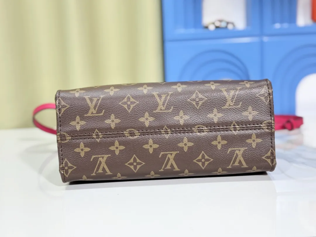 P260💰Upgraded original version 🔥New model🔥M45659 M46373 M44571 This OnTheGo small handbag is made of Monogram and Monogram Reverse canvas, with the Monogram Giant pattern embellished on it. The Toron handle and the jacquard textured shoulder strap decorated with the brand's logo create a visual contrast, and the detachable coin bag is suitable for storing change or small items. It combines fashionable charm with various functions, making it a good daily companion. 25.0 x 19.0 x 11.5 cm (length x height x width)
