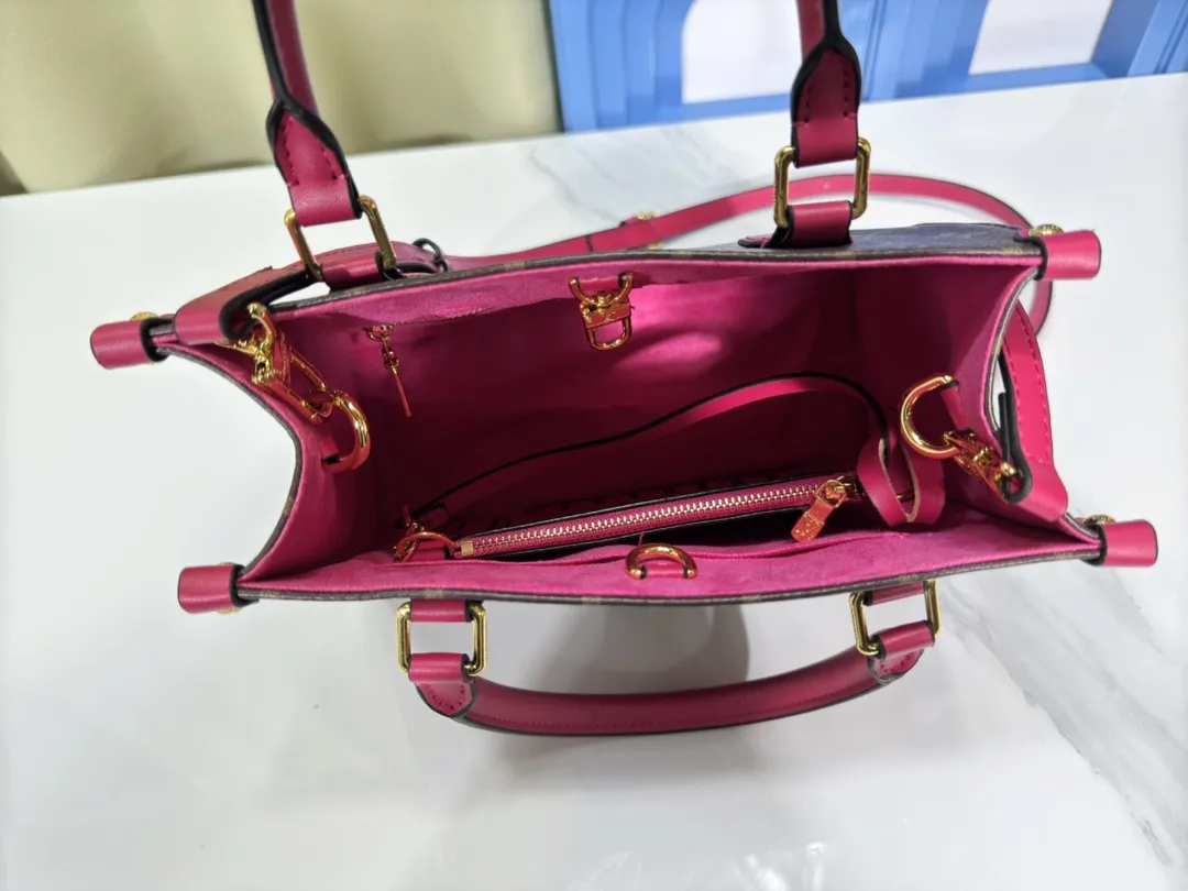 P260💰Upgraded original version 🔥New model🔥M45659 M46373 M44571 This OnTheGo small handbag is made of Monogram and Monogram Reverse canvas, with the Monogram Giant pattern embellished on it. The Toron handle and the jacquard textured shoulder strap decorated with the brand's logo create a visual contrast, and the detachable coin bag is suitable for storing change or small items. It combines fashionable charm with various functions, making it a good daily companion. 25.0 x 19.0 x 11.5 cm (length x height x width)