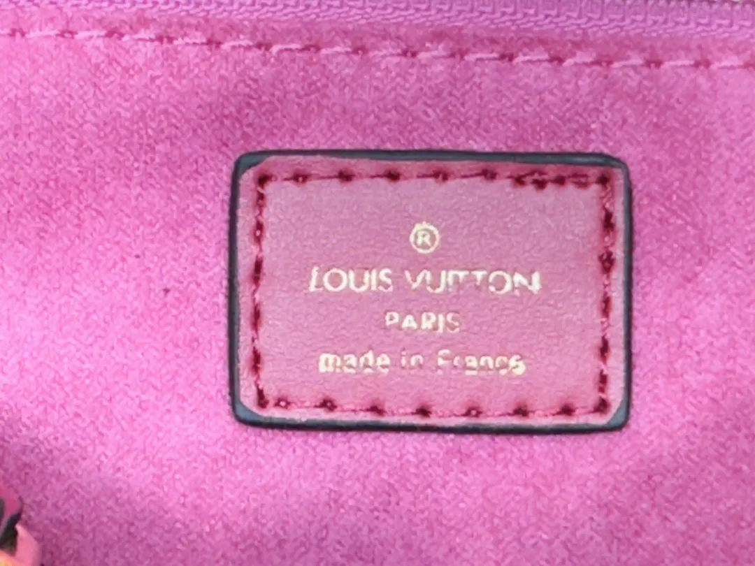 P260💰Upgraded original version 🔥New model🔥M45659 M46373 M44571 This OnTheGo small handbag is made of Monogram and Monogram Reverse canvas, with the Monogram Giant pattern embellished on it. The Toron handle and the jacquard textured shoulder strap decorated with the brand's logo create a visual contrast, and the detachable coin bag is suitable for storing change or small items. It combines fashionable charm with various functions, making it a good daily companion. 25.0 x 19.0 x 11.5 cm (length x height x width)
