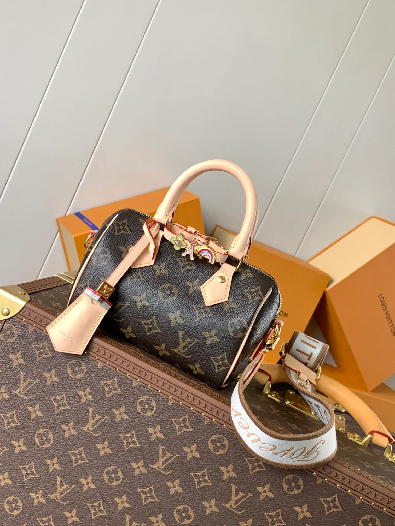 💰1060 top original order, transcoding chip 2024 Chinese Valentine's Day limited speedy18, to meet daily needs, it is equipped with exquisite and compact accessories that can be worn in a variety of ways, plus a detachable chain strap to achieve a comfortable shoulder-carrying experience. M24606 black flower M46970 old flower M24605 green leather, M24598 purple leather M24474 white flower, M24605 blue leather Size: 18.0x12.5x11.0 (length x height x width)