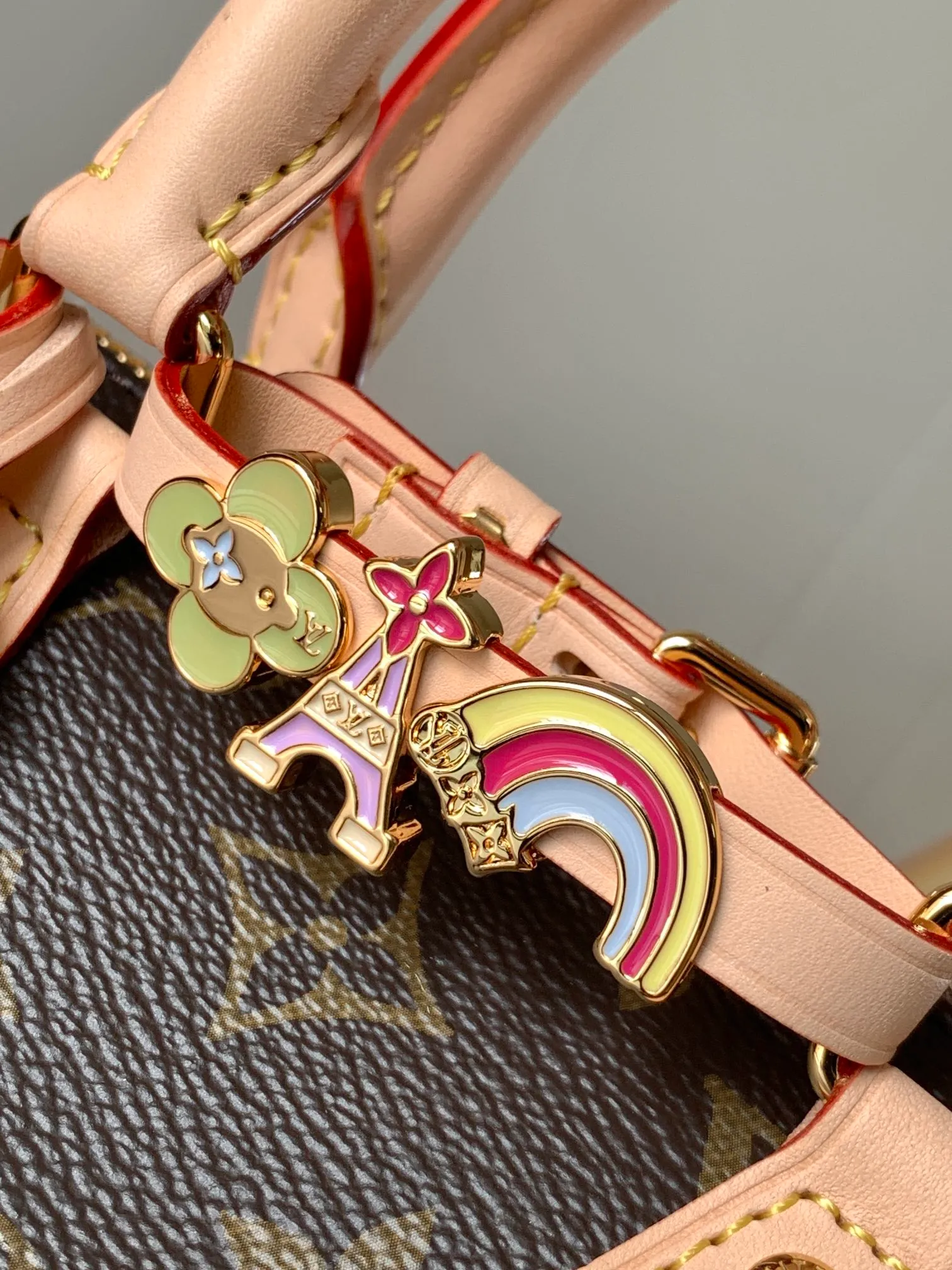 💰1060 top original order, transcoding chip 2024 Chinese Valentine's Day limited speedy18, to meet daily needs, it is equipped with exquisite and compact accessories that can be worn in a variety of ways, plus a detachable chain strap to achieve a comfortable shoulder-carrying experience. M24606 black flower M46970 old flower M24605 green leather, M24598 purple leather M24474 white flower, M24605 blue leather Size: 18.0x12.5x11.0 (length x height x width)