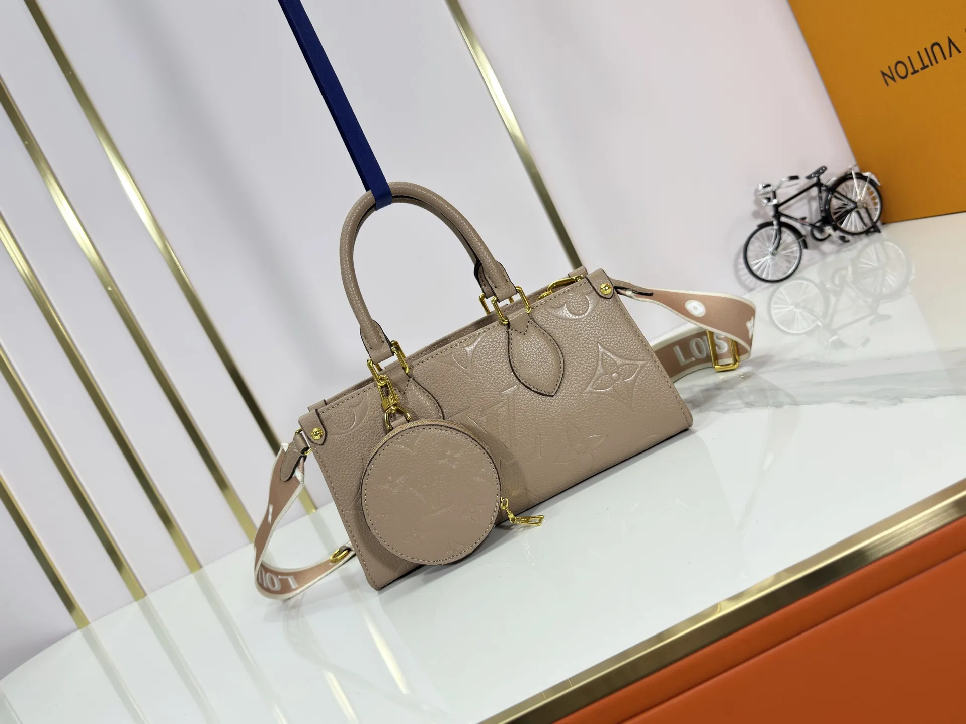 P260 upgrades the original M46653 M45659 M45653 M59856. This onthego small handbag has a new monogram color, brightening up the spring look with a fresh look. Streamlined space holds a wallet and phone, while a removable round coin purse, removable jacquard shoulder strap and toron handle allow for a variety of styling options. monogram coated canvas - sari printed lining - metal hardware - removable round coin purse - large zippered internal patch pocket - removable, adjustable shoulder strap Dimensions: 25x13x10