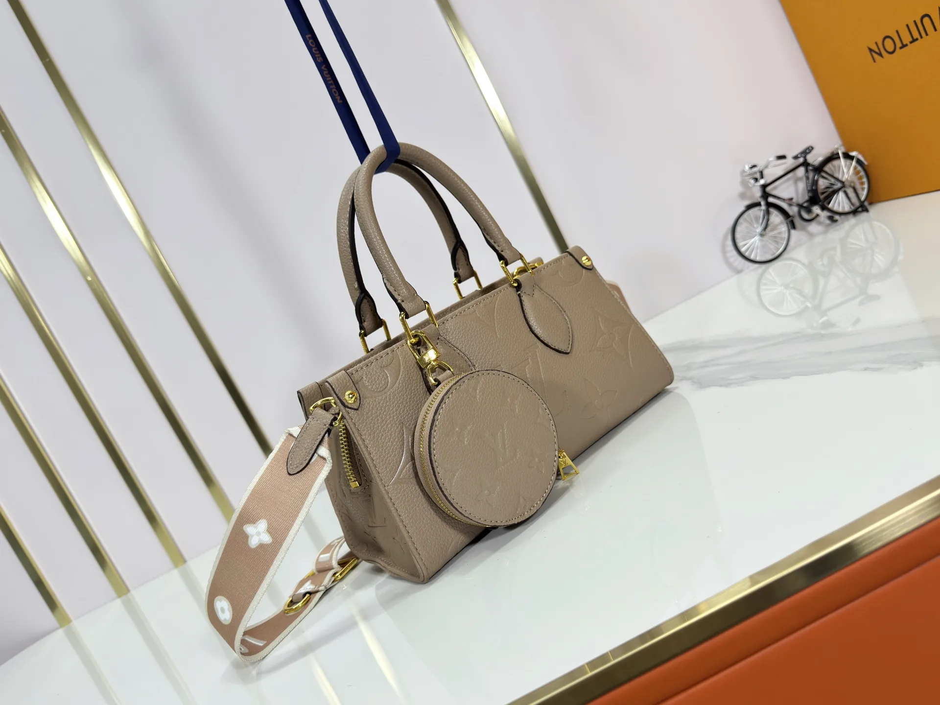 P260 upgrades the original M46653 M45659 M45653 M59856. This onthego small handbag has a new monogram color, brightening up the spring look with a fresh look. Streamlined space holds a wallet and phone, while a removable round coin purse, removable jacquard shoulder strap and toron handle allow for a variety of styling options. monogram coated canvas - sari printed lining - metal hardware - removable round coin purse - large zippered internal patch pocket - removable, adjustable shoulder strap Dimensions: 25x13x10